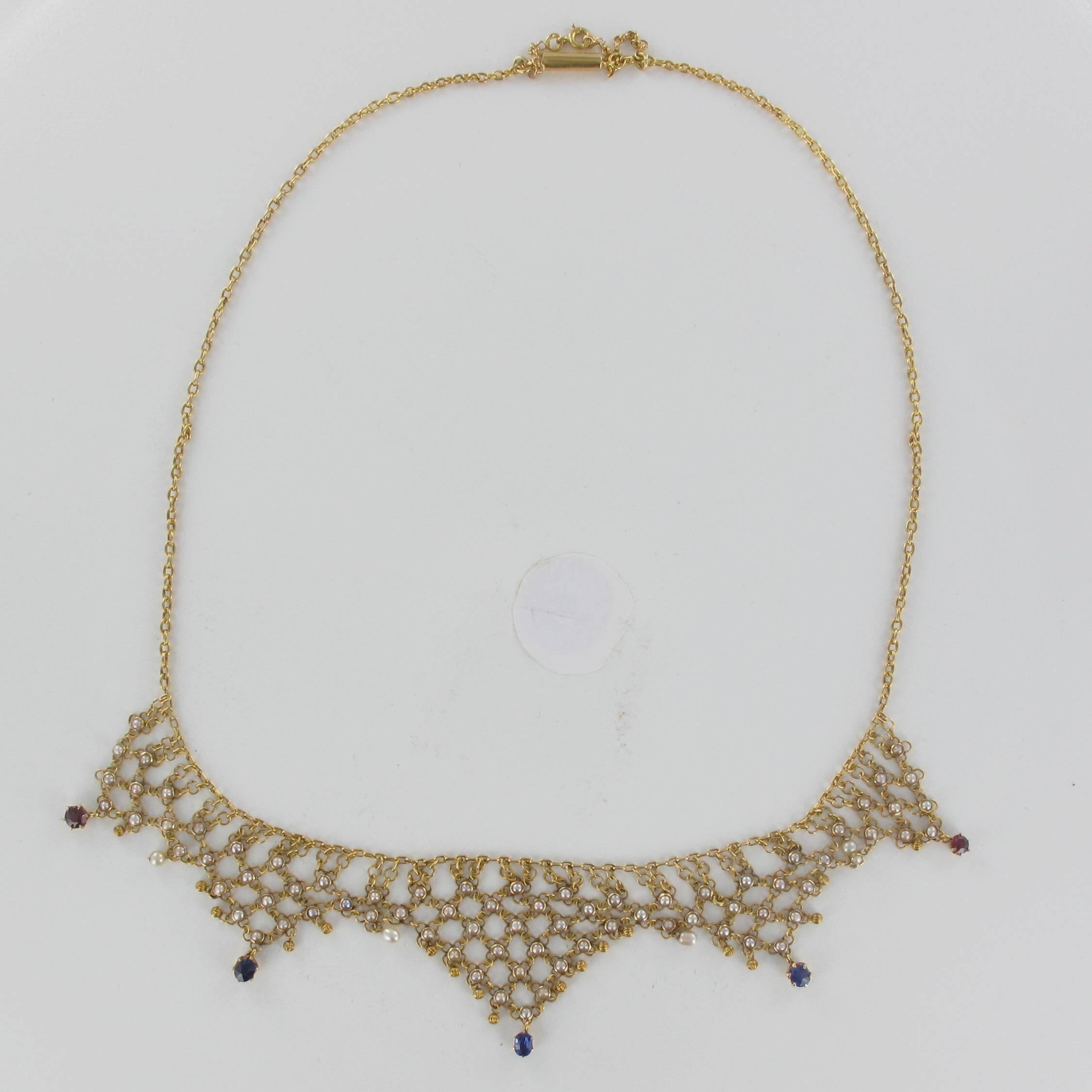 Collier franais ancien en or orn de perles ajoures, saphirs et rubis en vente 10