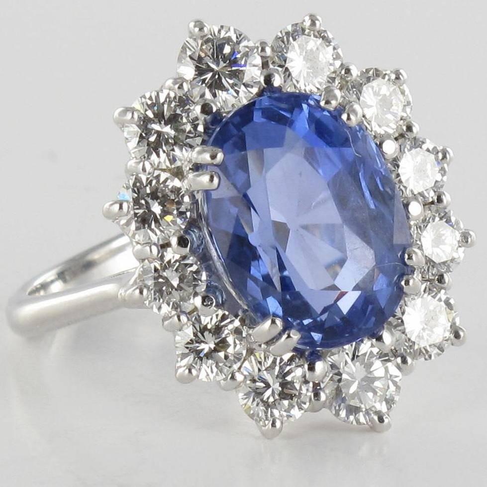 French 1960s No Heat 7.42 Carat Ceylon Sapphire Diamond White Gold Cluster Ring In Excellent Condition For Sale In Poitiers, FR