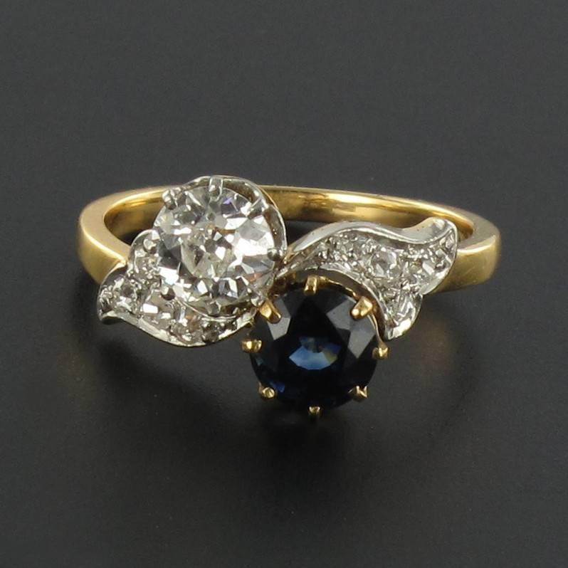Ring in 18 carat rose gold, eagle head hallmark. 

A lovers’ ring set with a round deep blue sapphire and an antique cut diamond. At each side is a horn of plenty composed of antique cut diamonds. 

US Size : 6, Free resize, please contact
