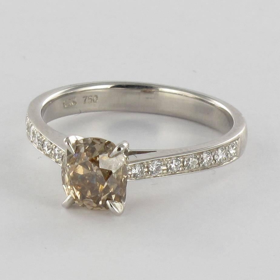 Ring in 18 carat white gold, eagle head hallmark. 

Featuring a central cushion cut cognac diamond held by 4 claws. Other diamonds are set in over half the ring band.  

Height: 7 mm, width: 0.6 cm, ring width at the base: 3 mm.
Total weight of