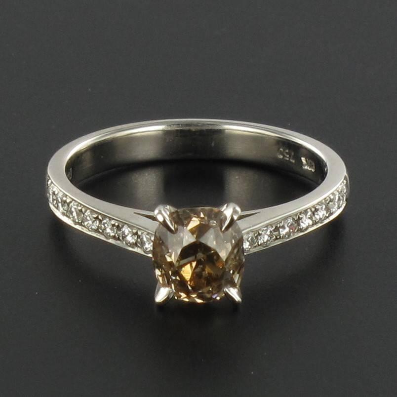 Baume Modern 1.25 Carat Cognac Cushion Cut Diamond Gold Solitaire Ring In New Condition In Poitiers, FR