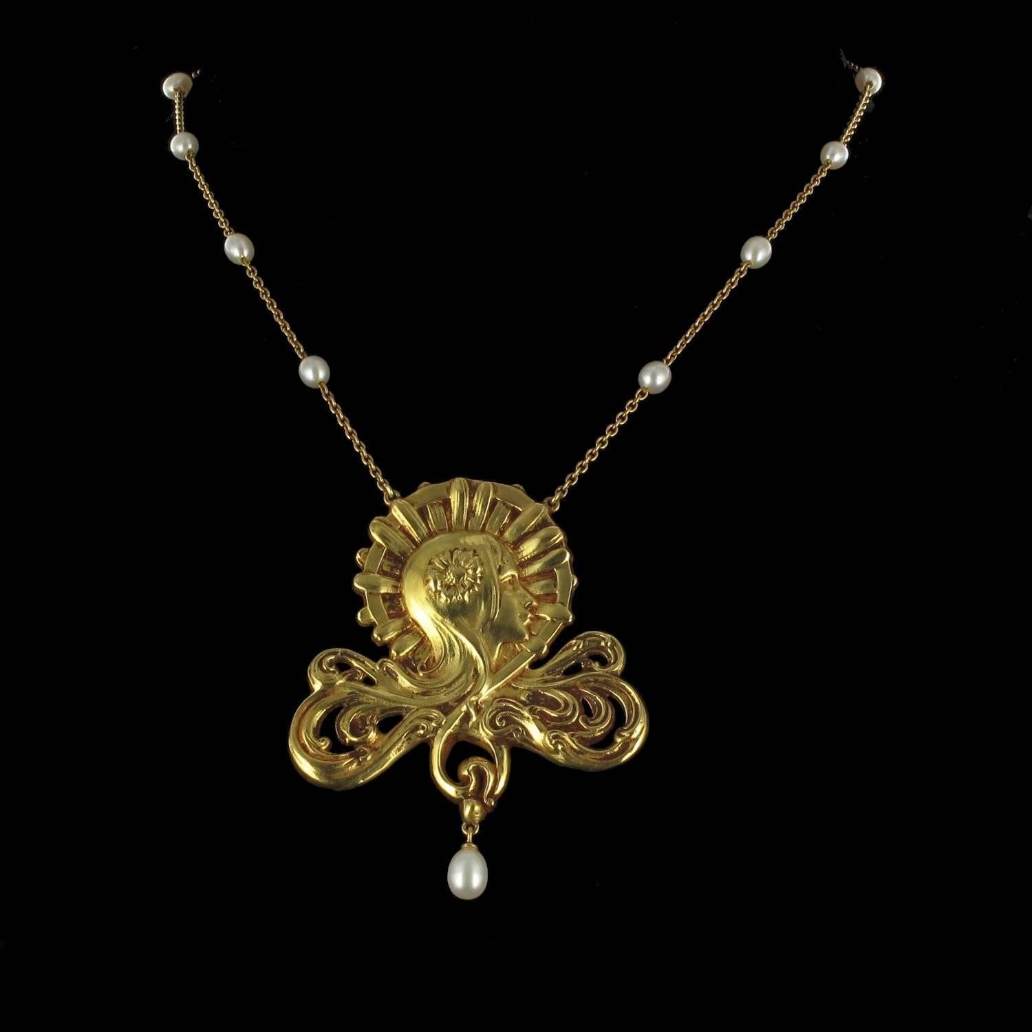 French Art Nouveau Pearl Gold Necklace Featuring a Woman’s Head For Sale 1
