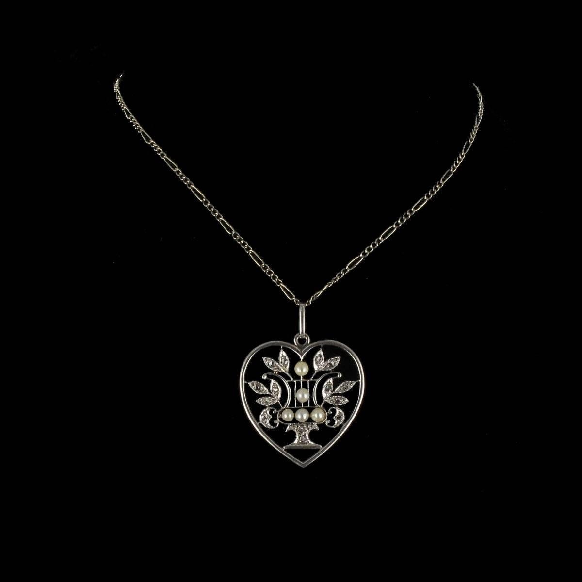 Women's French 1900s Belle époque Natural Pearl Diamond Gold Heart Pendant Necklace