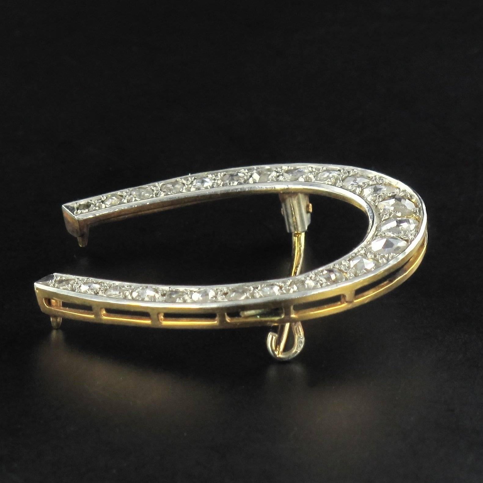 Brooch in 18 carat yellow gold and platinum eagle head and grotesque hallmarks.
In the form of a horseshoe, this brooch is set with rose cut diamonds. The clasp is a pin. 
Length: 3.5 cm, width 2.7 cm.
Total diamond weight: about 0.80 carat.
Total