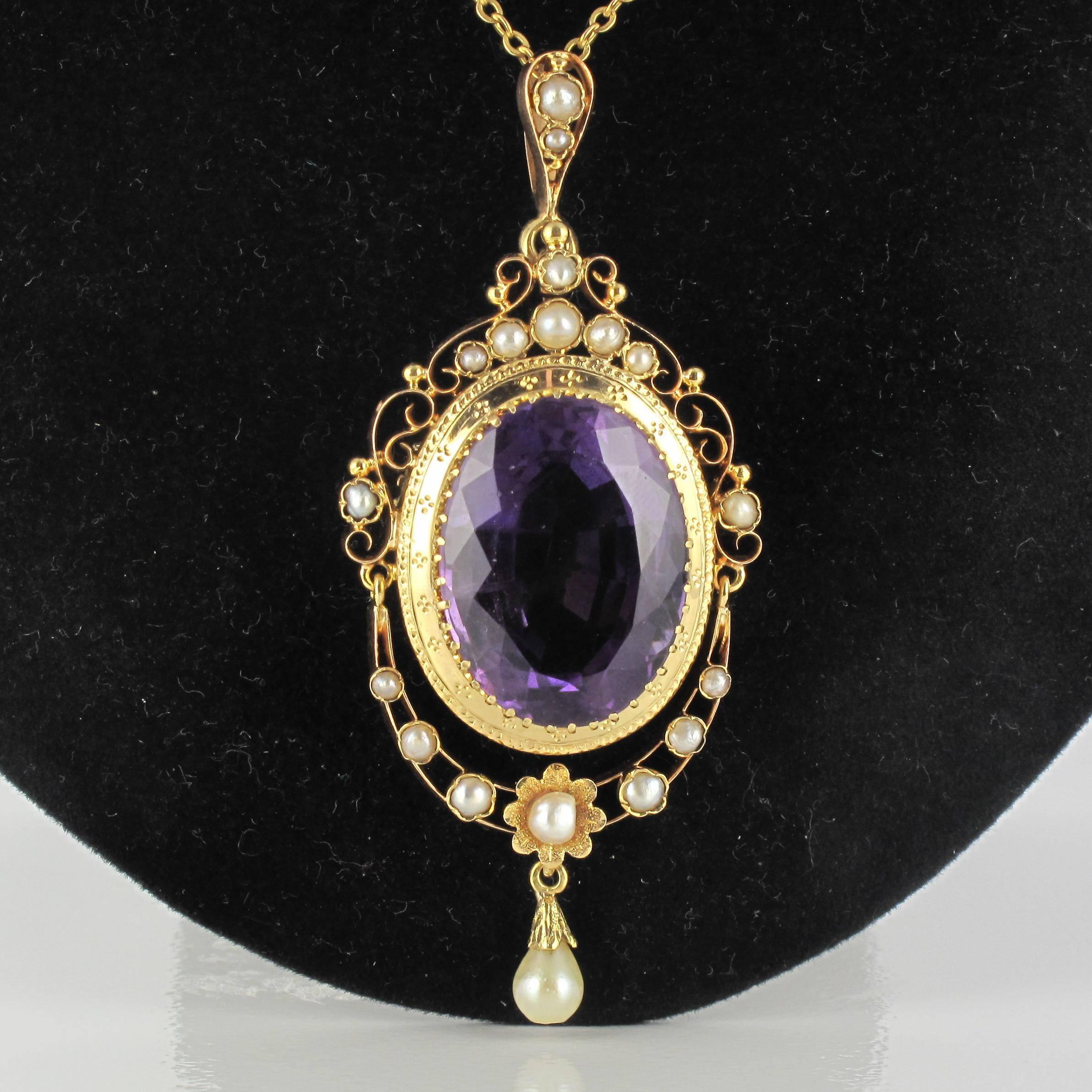 Pendant in 18 carat yellow gold, eagle head hallmark. 

This pendant is part of a set. This splendid antique pendant is composed of a claw set oval amethyst surrounded by fine pearls on an openwork bed. A fine pearl is suspended from the pendant,