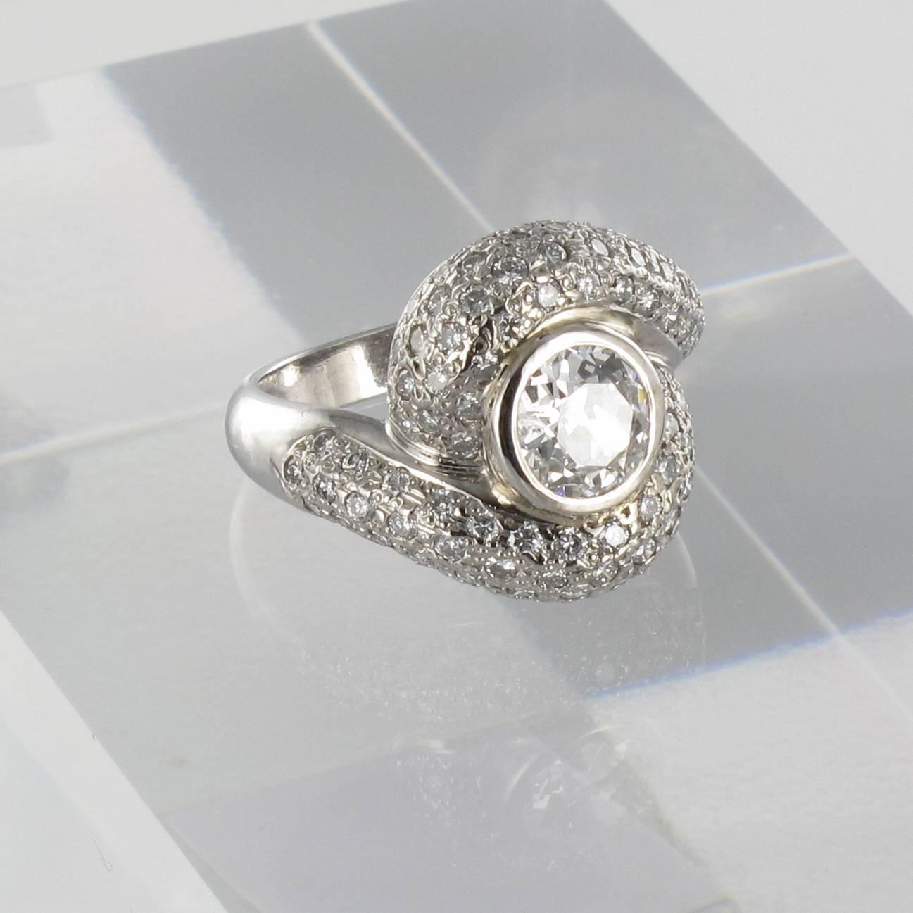 Modern 1.20 Carat Diamond 18 Karat White Gold Swirl Ring 12