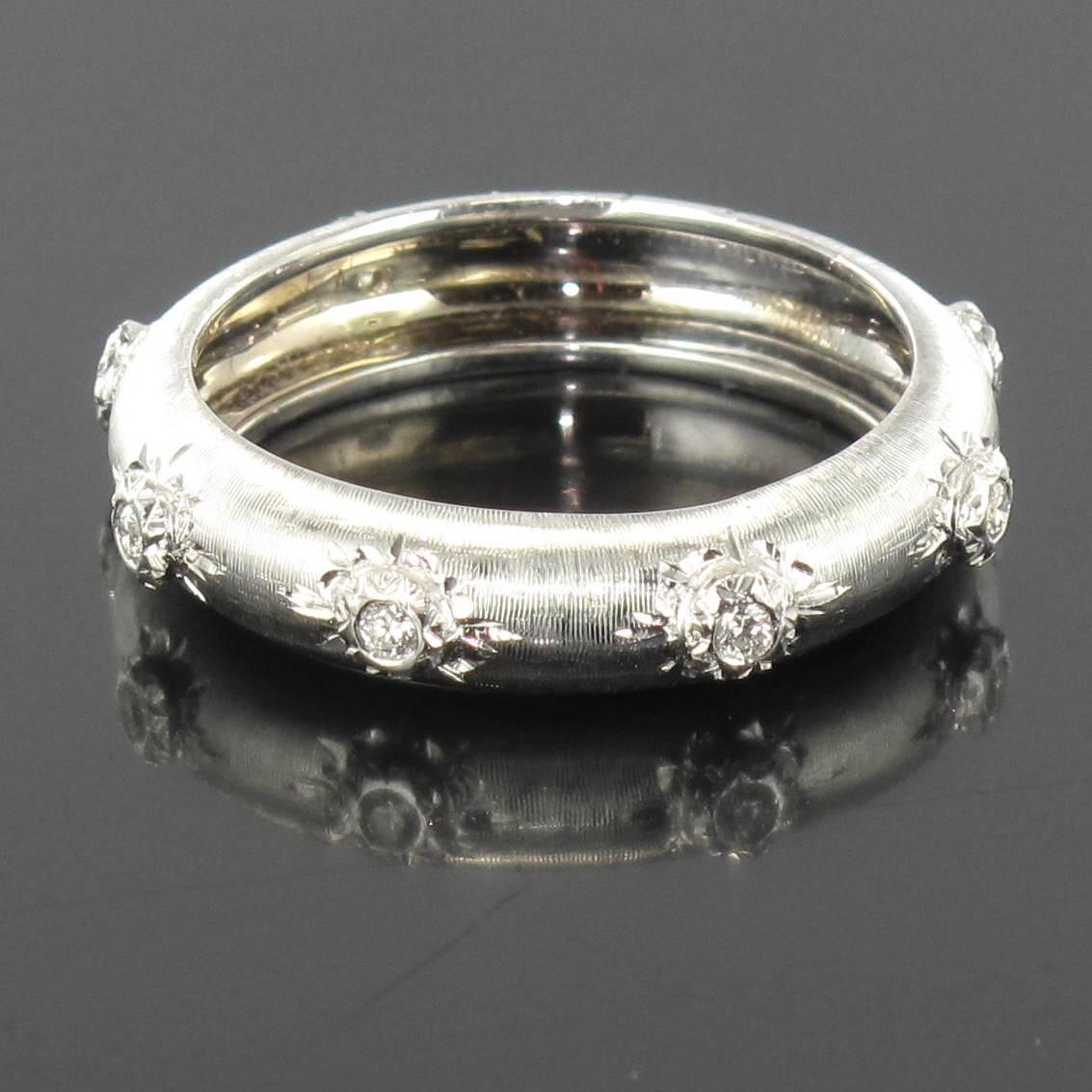 Ring in 18 carat white gold.

Superb rounded brushed white gold ring, engraved and set with 7 brilliant cut diamonds. This ring would admirably fit the role as an exquisite eternity ring. 

Total diamond weight: about 0.10 carat.
Width: 4.6