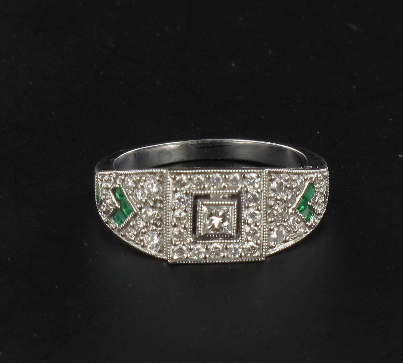 Art deco style Diamond and Emerald Ring In New Condition In Poitiers, FR
