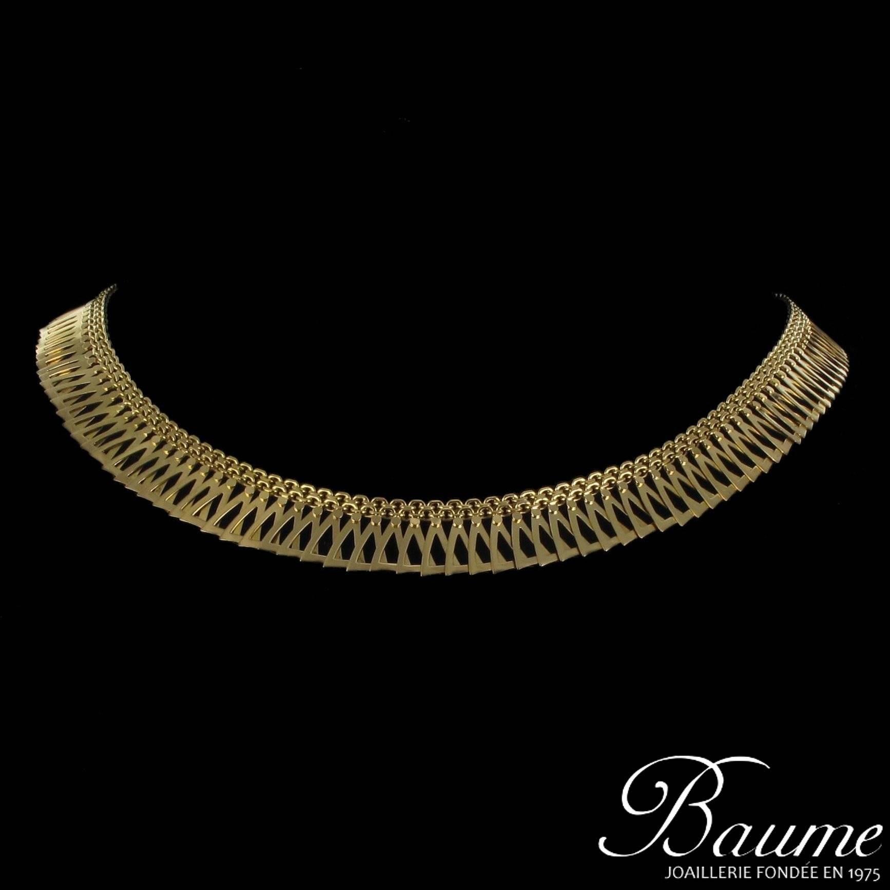 1960s Yellow Gold Chain Featuring Triangular Designs In Excellent Condition In Poitiers, FR