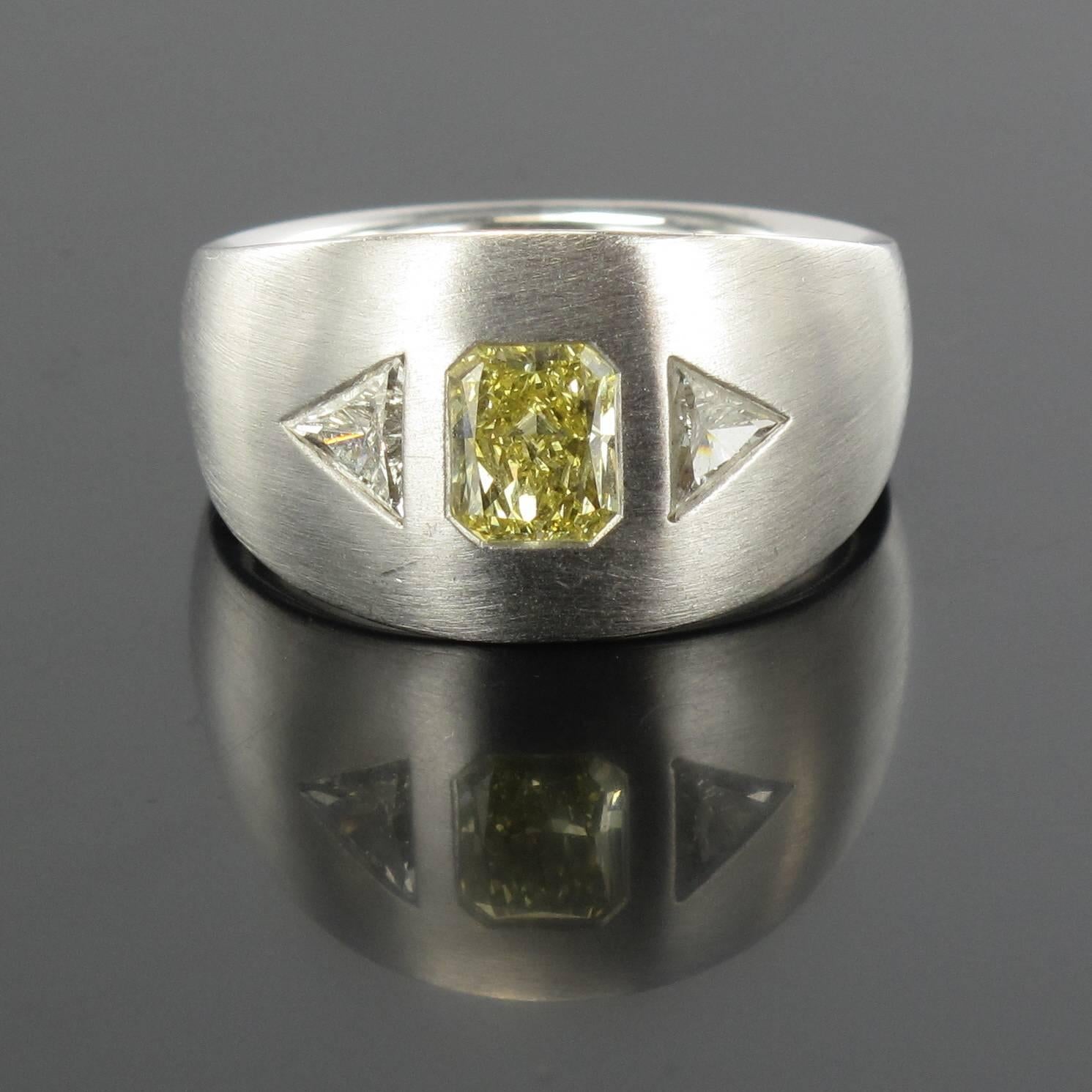 Baume Modern Yellow and White Diamond Polished Gold Ring For Sale 9