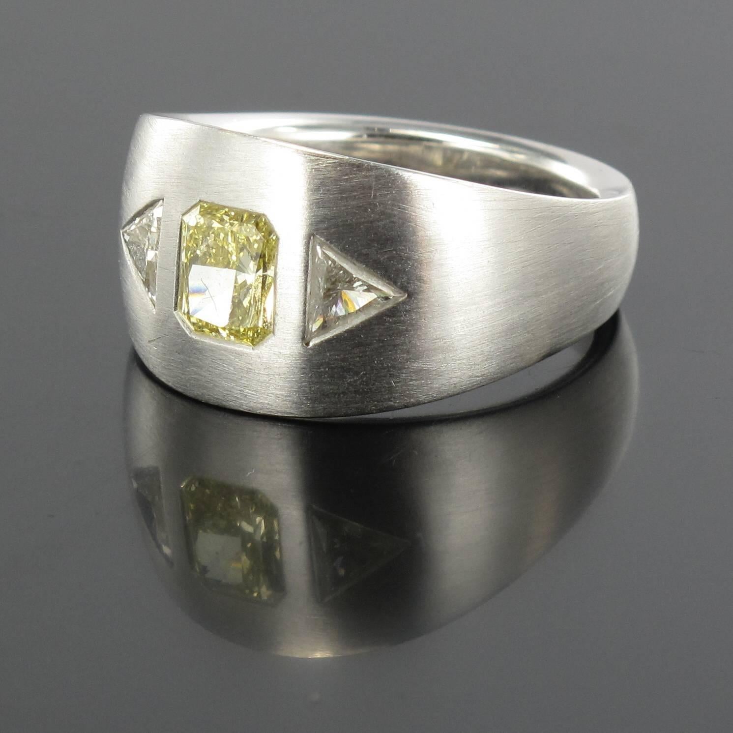 Baume Modern Yellow and White Diamond Polished Gold Ring For Sale 10