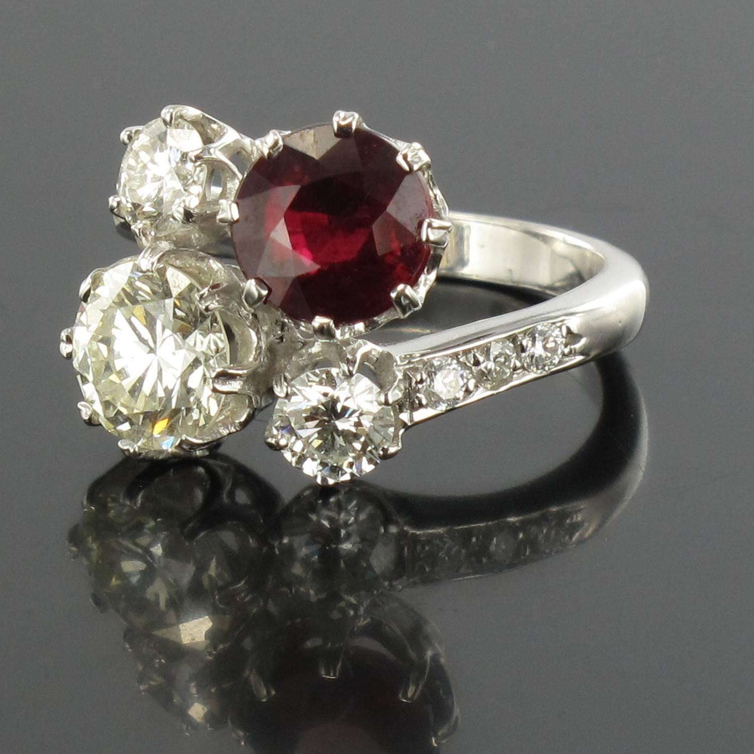 Sublime Ruby and Diamond Engagement Ring In New Condition In Poitiers, FR