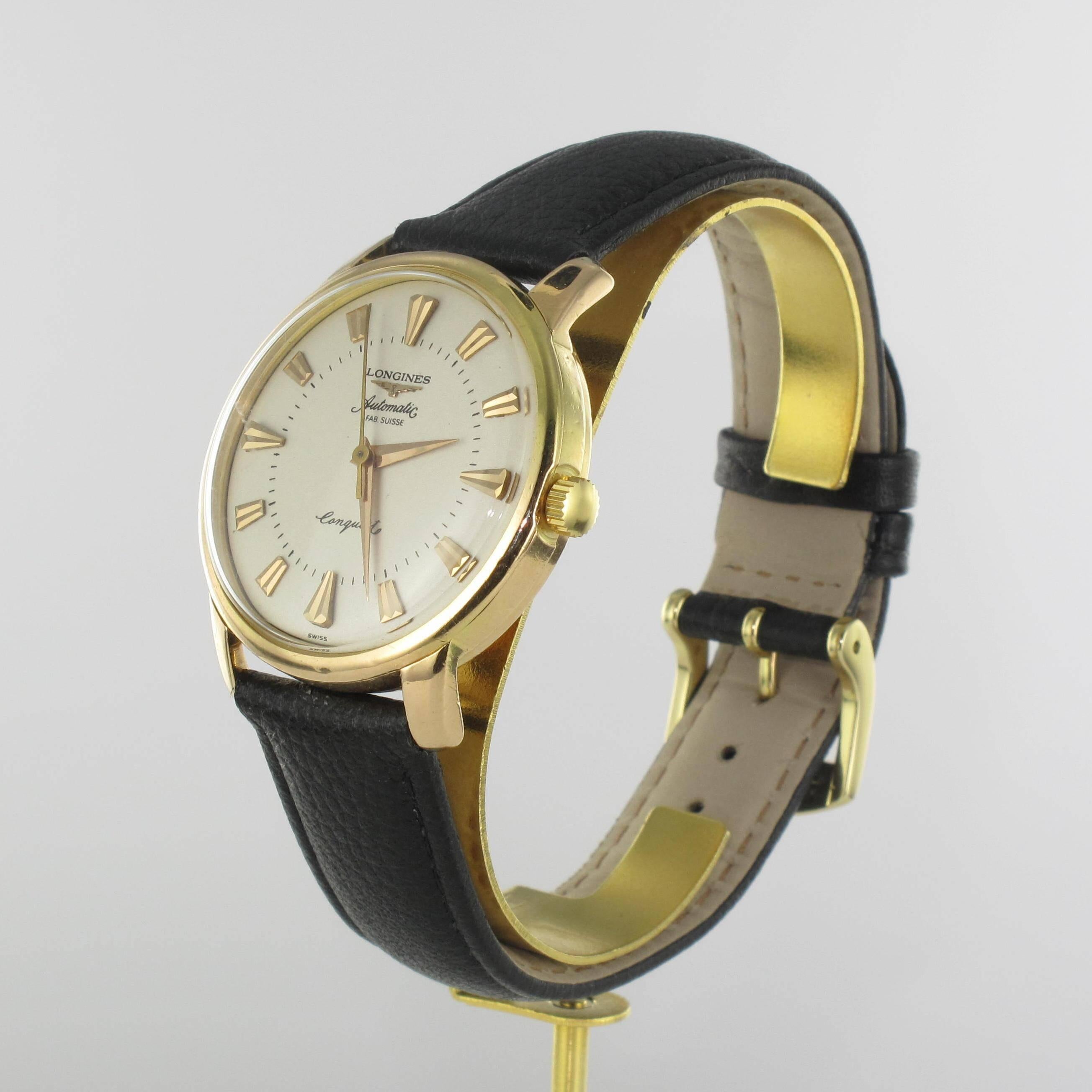 Longines Conquest Heritage.
Round yellow gold case, 18 carat, eagle head hallmark.
Mechanical hand-wound watch.
Impeccable background cream.
Diameter: 3.5 cm.
Men model.
New bracelet in black calf leather.
Authentic vintage watch - french