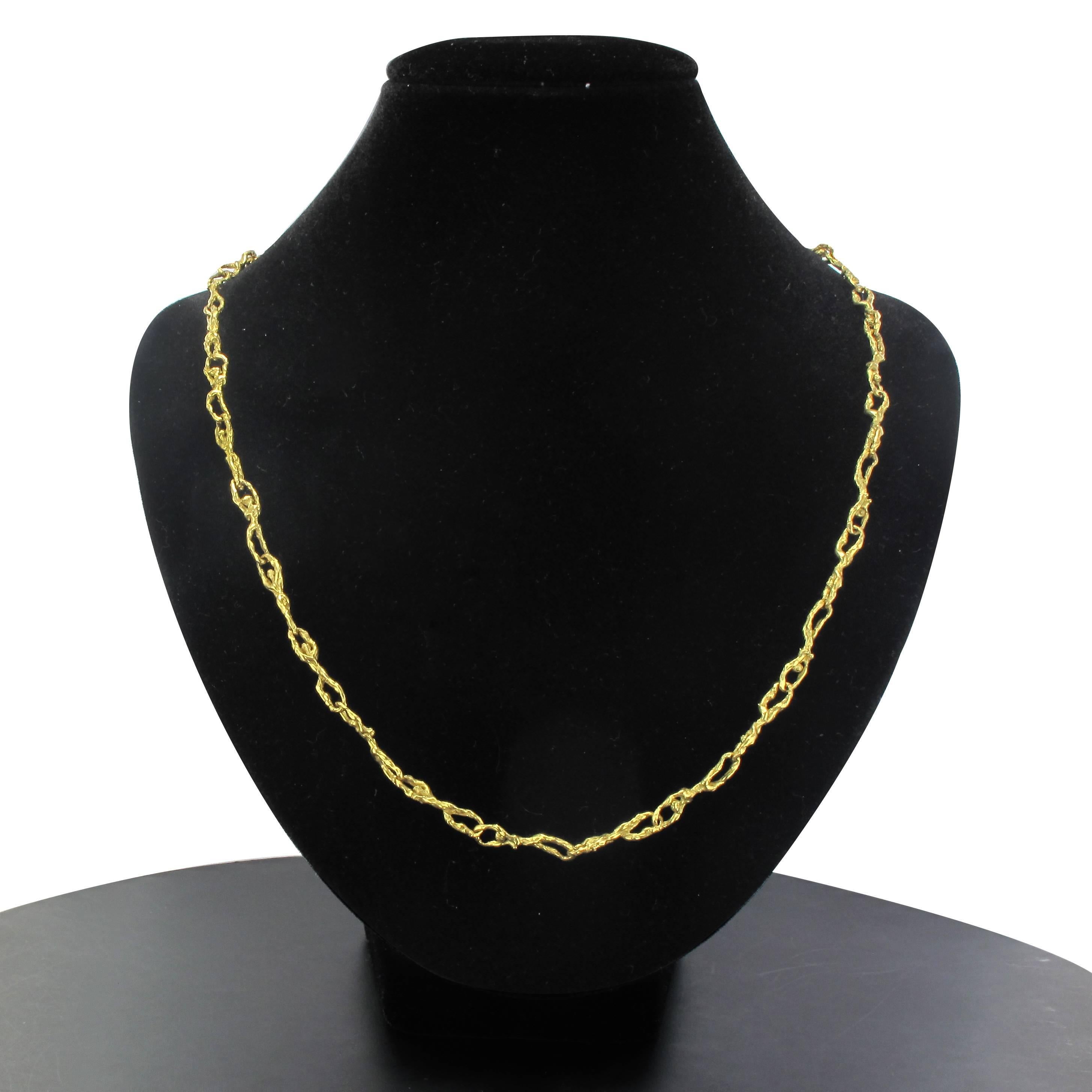 18 carat Yellow Gold Necklace.

This splendid and original yellow gold necklace is composed of designs in the form of people whose arms and legs form the links between them. The clasp is in the form of a hook. 

Length : 62.5 cm, width: 4