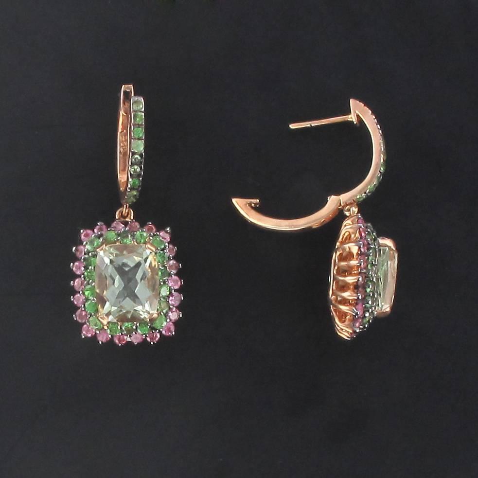 For pierced ears.
Pair of earrings in silver whith rose rhodium.

Each dangle earring is composed of a rounded clasp set at the front with round tsavorite green garnets. Each rounded silver clasp holds a rectangular design claw set with a central
