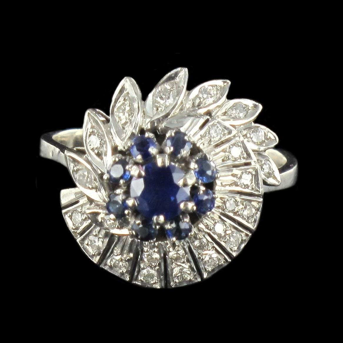 French Sapphire and Diamond Platinum Ring  In Excellent Condition In Poitiers, FR