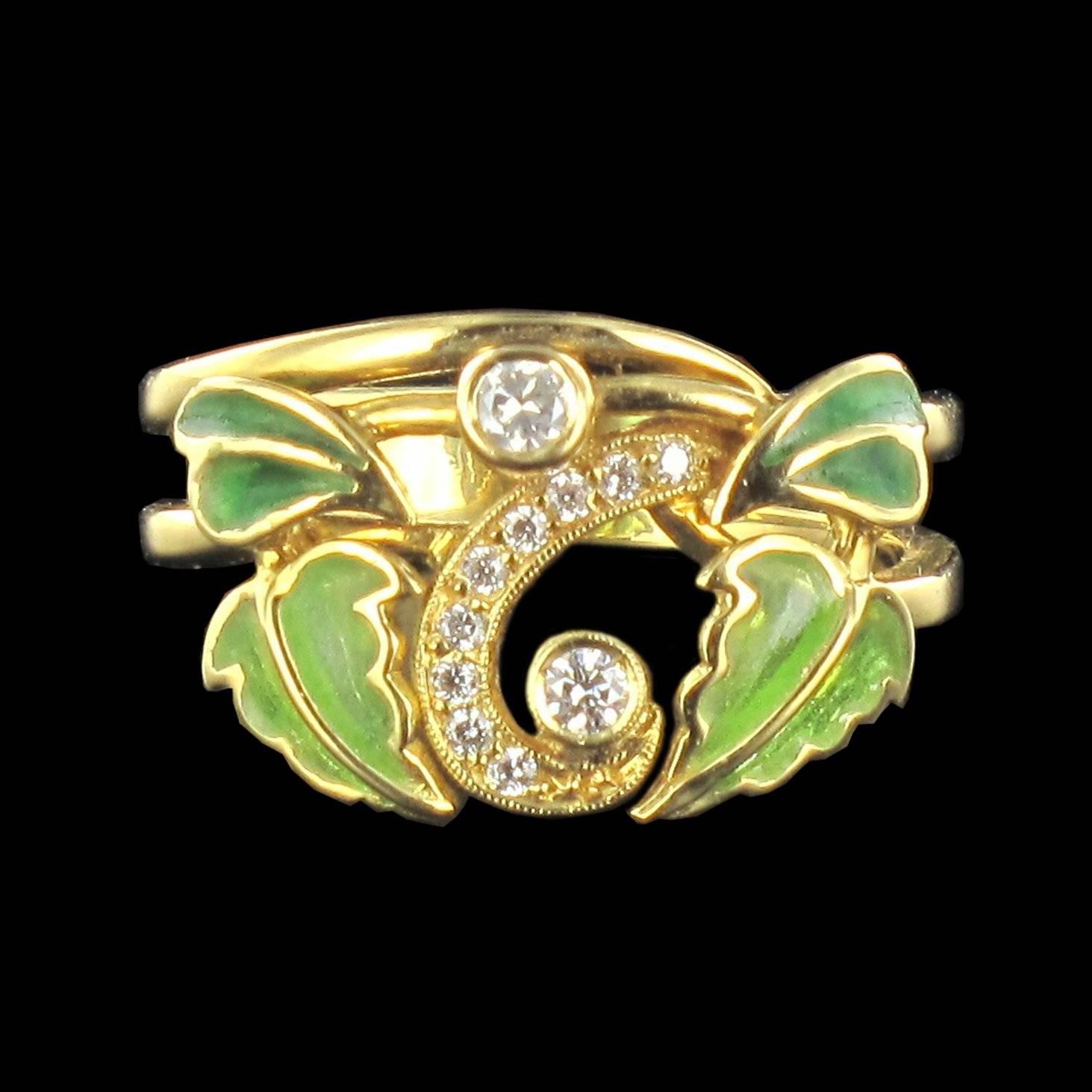 Ring in 18 carat yellow gold, eagle head hallmark. 

This ring is composed of 2 golden bands that are set at the front with 2 bezel set brilliant cut diamonds in an openwork bed set with 9 other smaller diamonds in a curl. On each side are