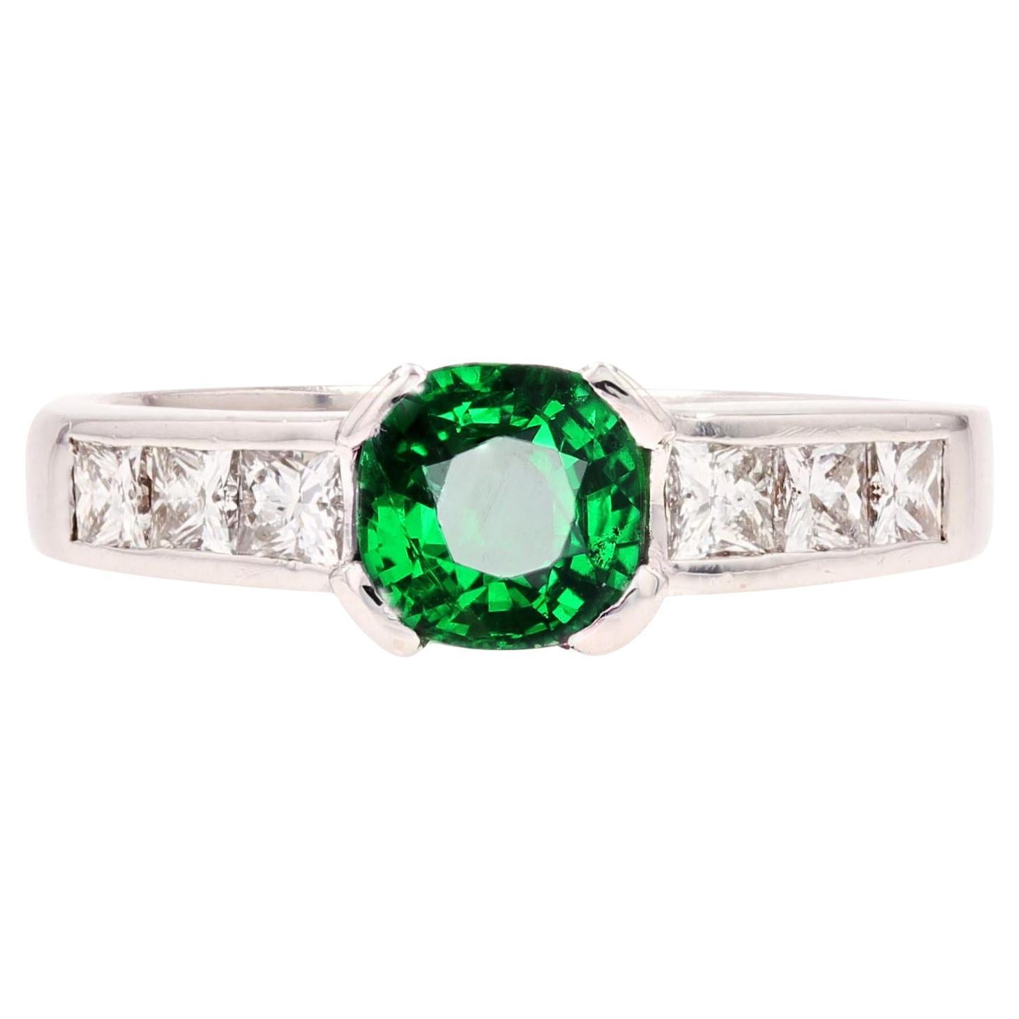 Bague moderne franaise en or blanc avec grenat tsavorite de 1,02 carat et diamants taille princesse