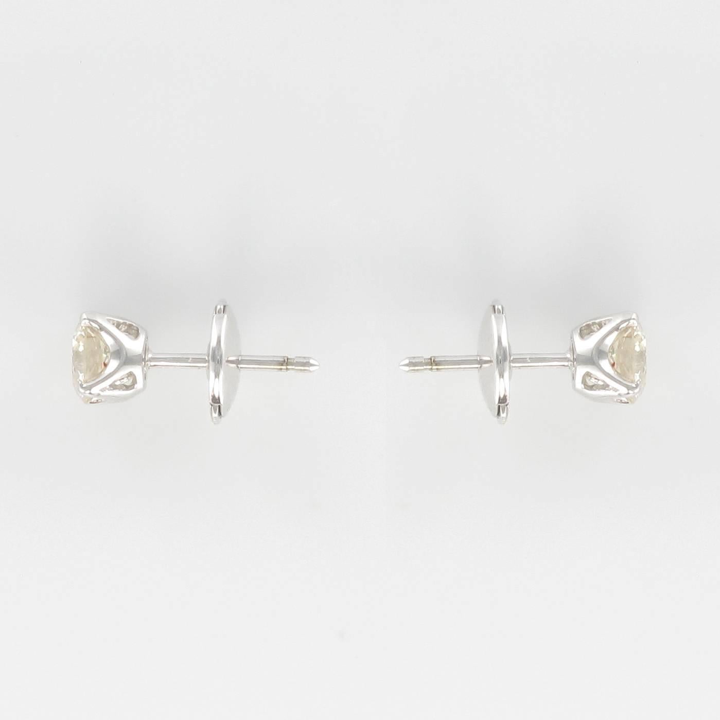 Women's Modern 1.26 Carats Diamonds Gold Stud Earrings