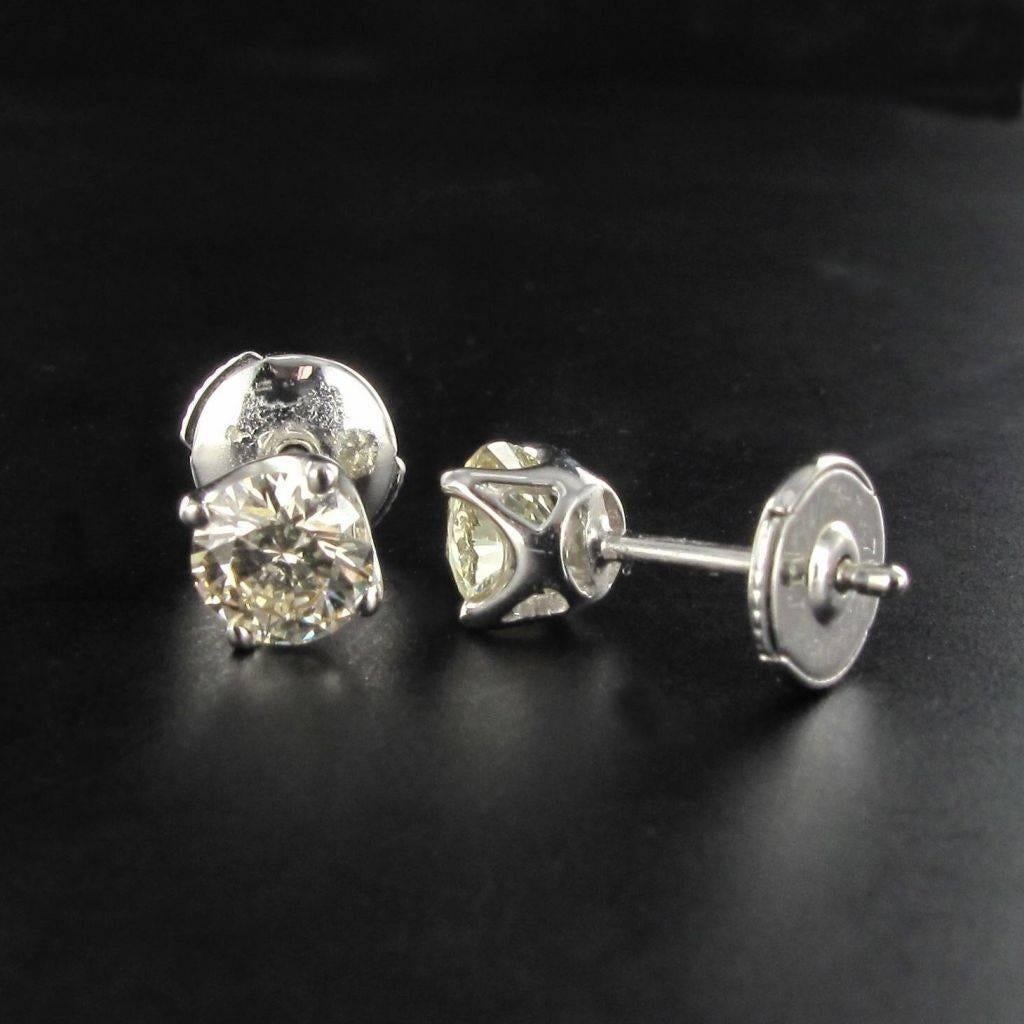 For pierced ears.
Pair of 18 carat white gold earrings, eagle head hallmark.

They are set each in 4 claws of a brilliant cut diamond. The clasp is the type alpa.

Total diamond weight: about 1.26 carats - Estimated Quality of diamonds: H VS /