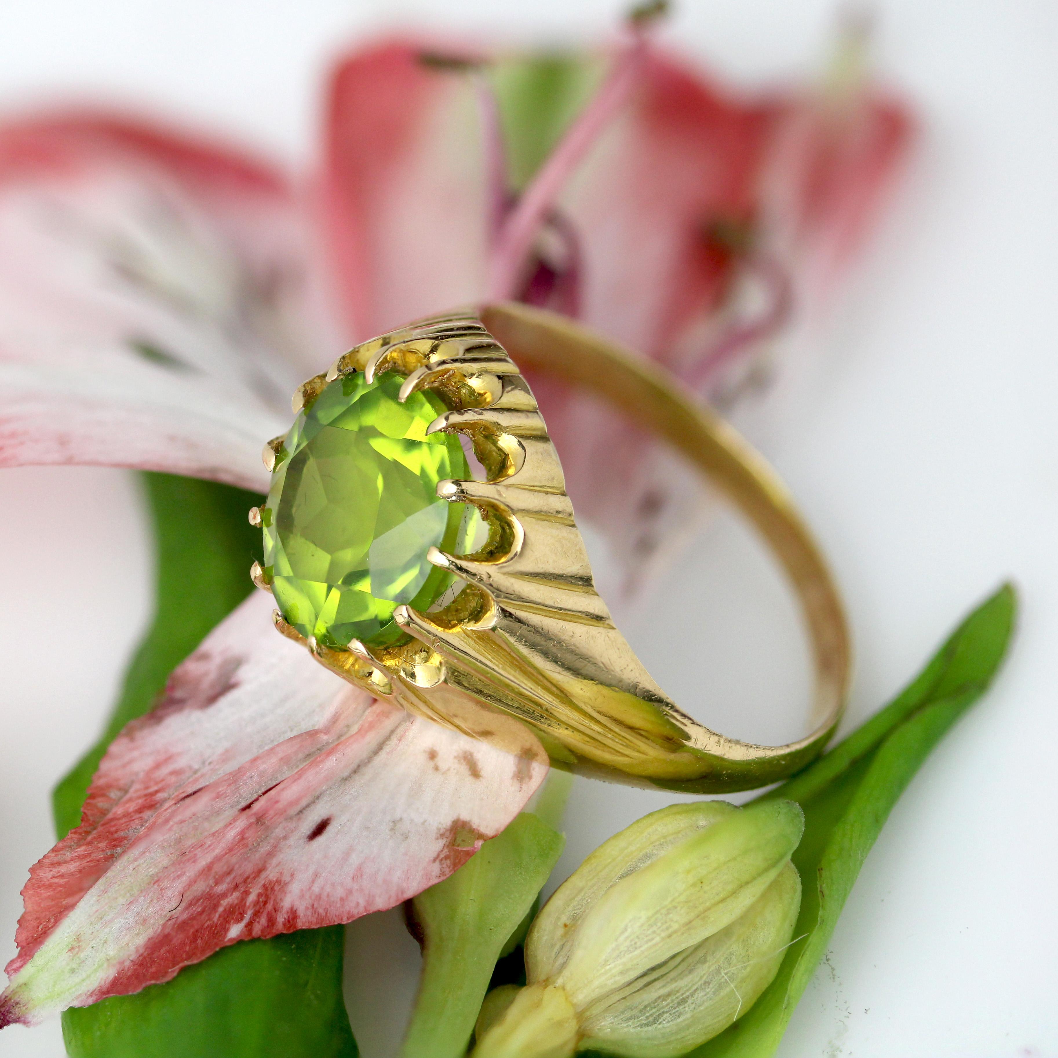 Bague rétro en or jaune 18 carats avec péridot de 4,20 carats, années 1960 en vente 10