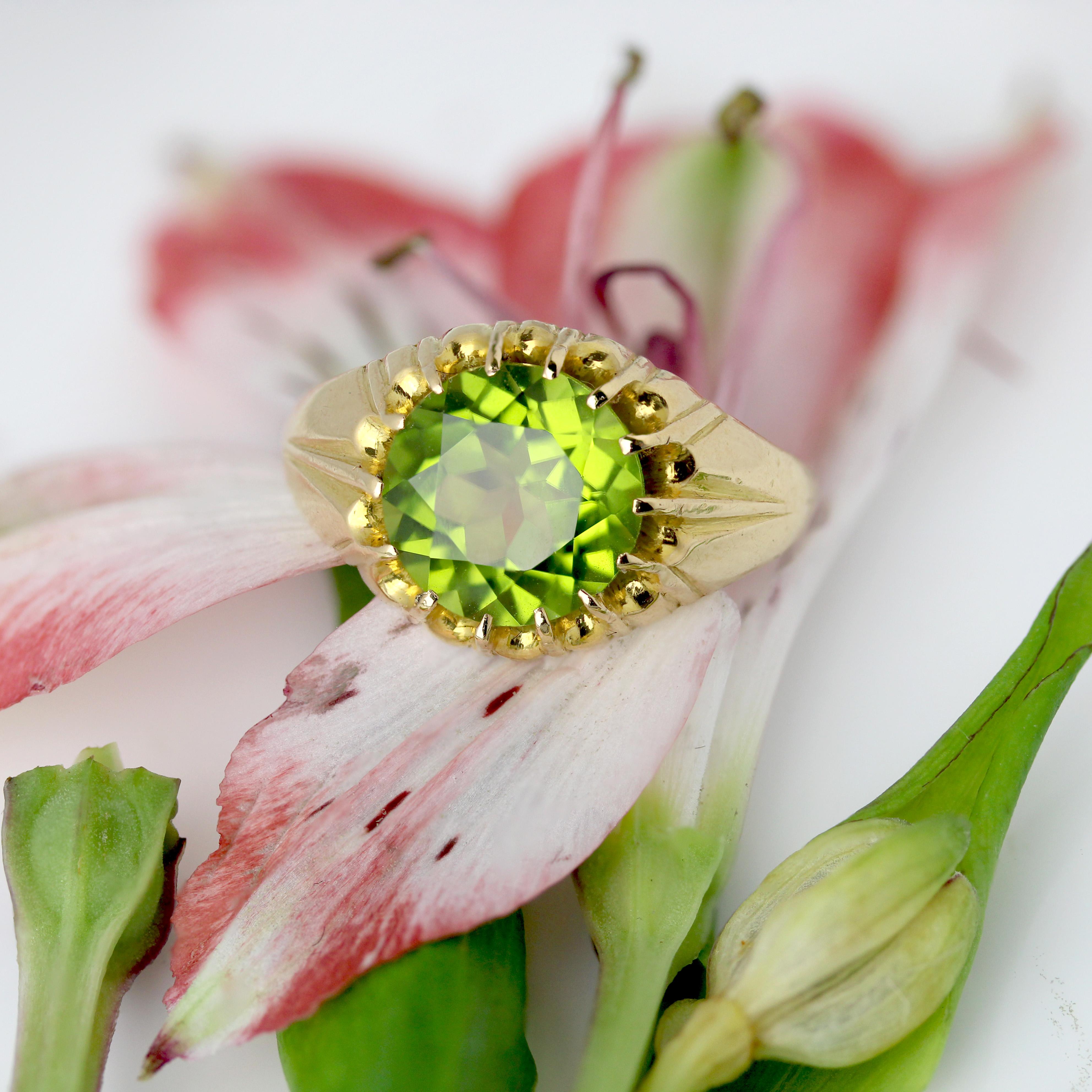 Rétro Bague rétro en or jaune 18 carats avec péridot de 4,20 carats, années 1960 en vente