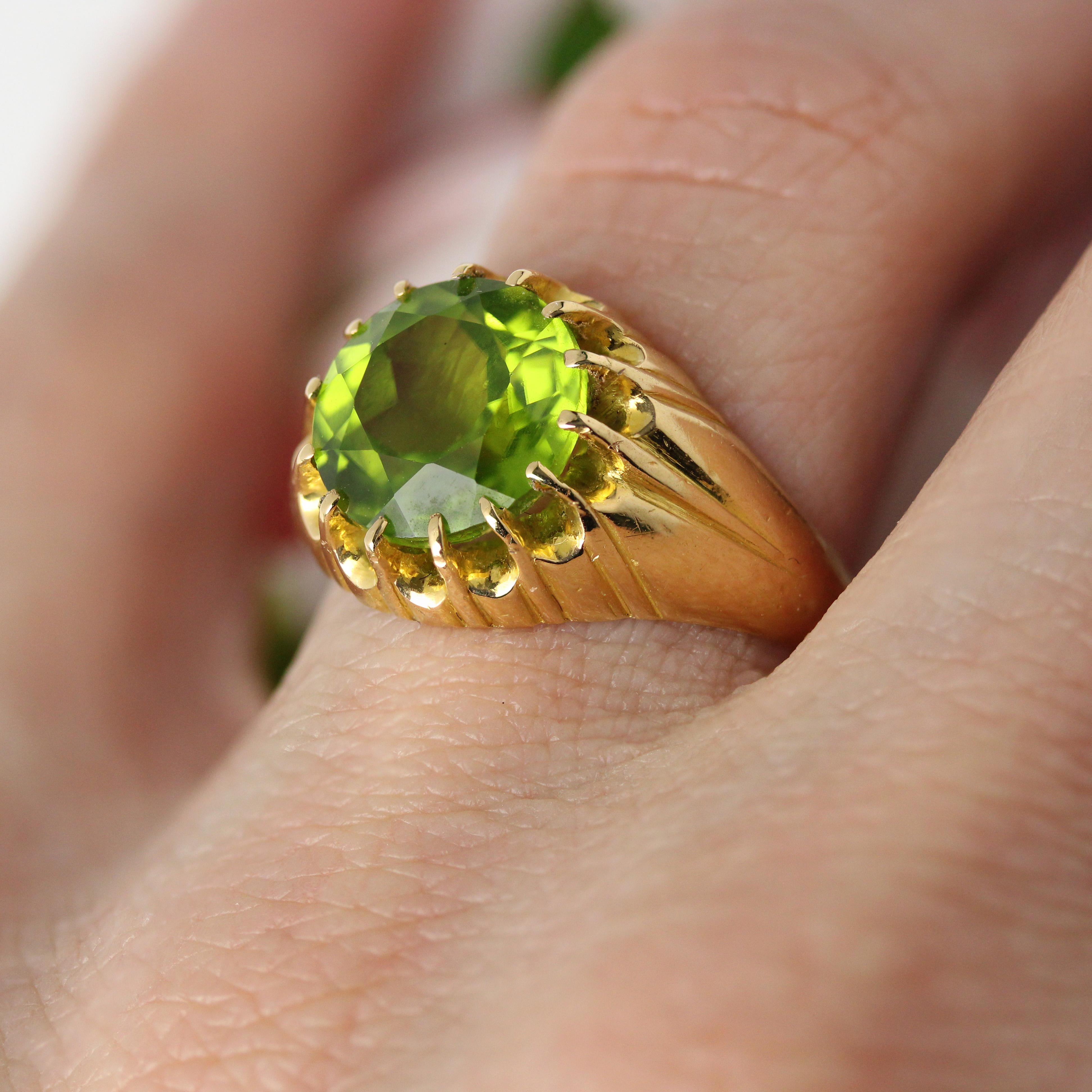 Bague rétro en or jaune 18 carats avec péridot de 4,20 carats, années 1960 en vente 11