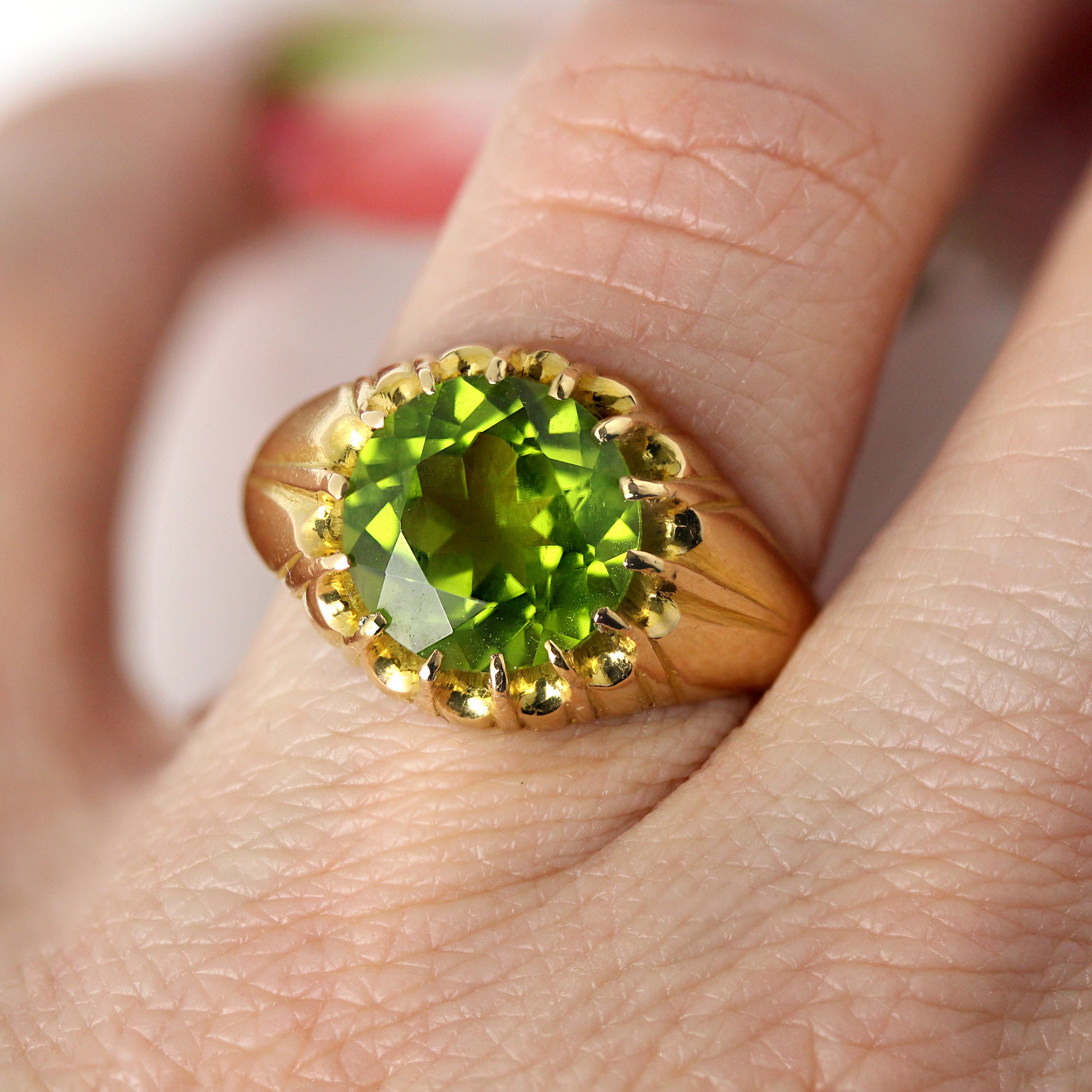Bague rétro en or jaune 18 carats avec péridot de 4,20 carats, années 1960 Pour femmes en vente