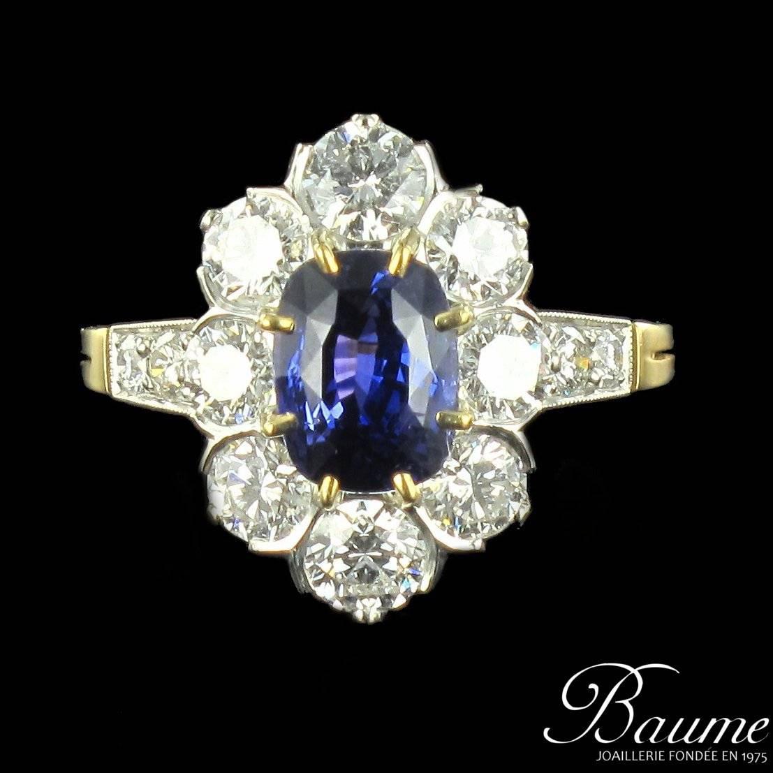 Ring in platinium and 18 carat yellow gold, eagle and dog heads hallmarks.  

Claw set with a slightly cushion cut lavender blue sapphire surrounded by 8 brilliant cut diamonds. At each side of this design on the beginning of the ring band are 2
