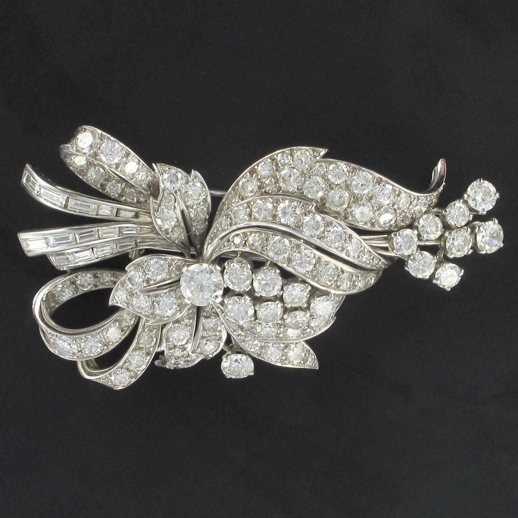 1950s French 7.5 Carats Baguette and Brilliant Cut Diamonds Gold Brooch For Sale 5