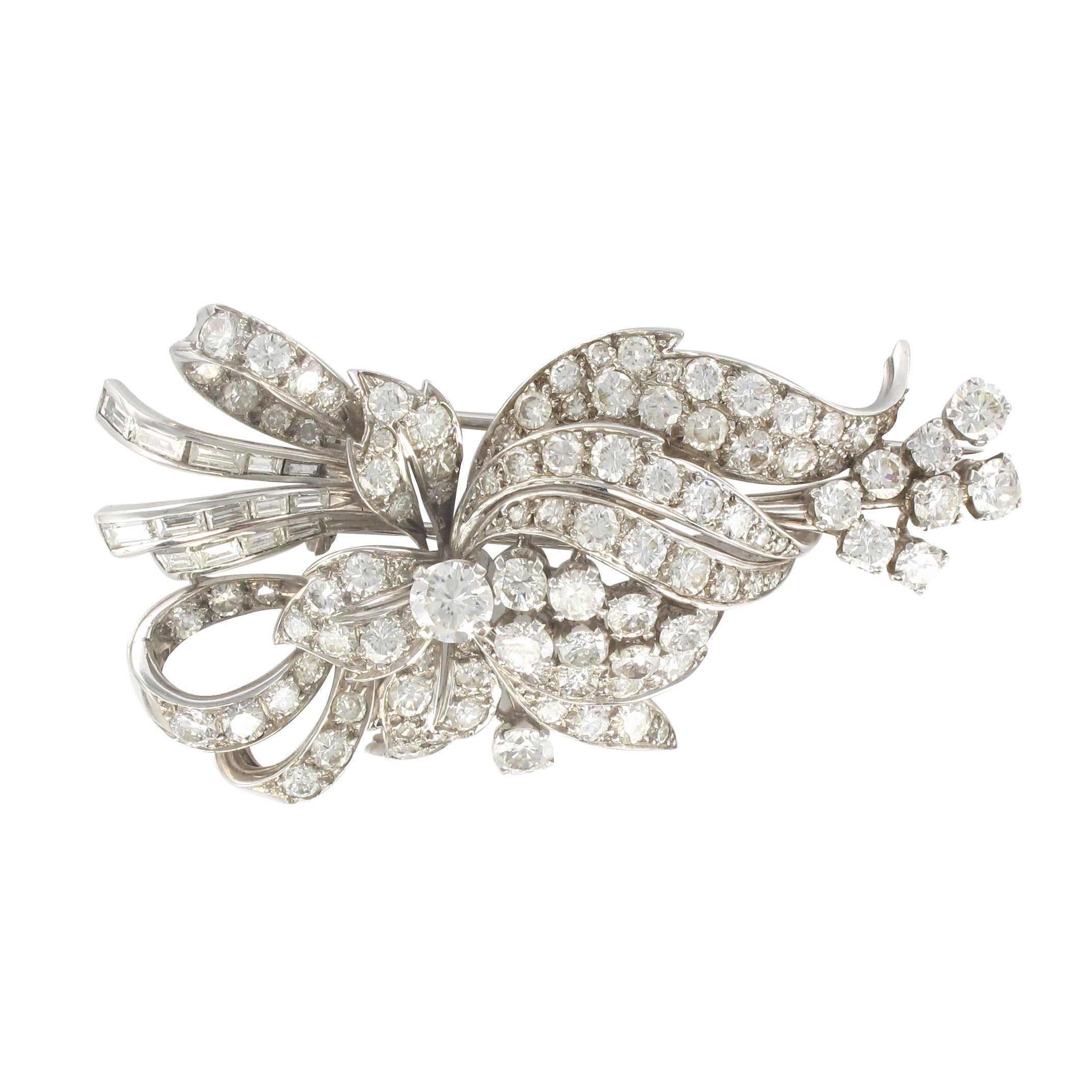 1950s French 7.5 Carats Baguette and Brilliant Cut Diamonds Gold Brooch For Sale 6