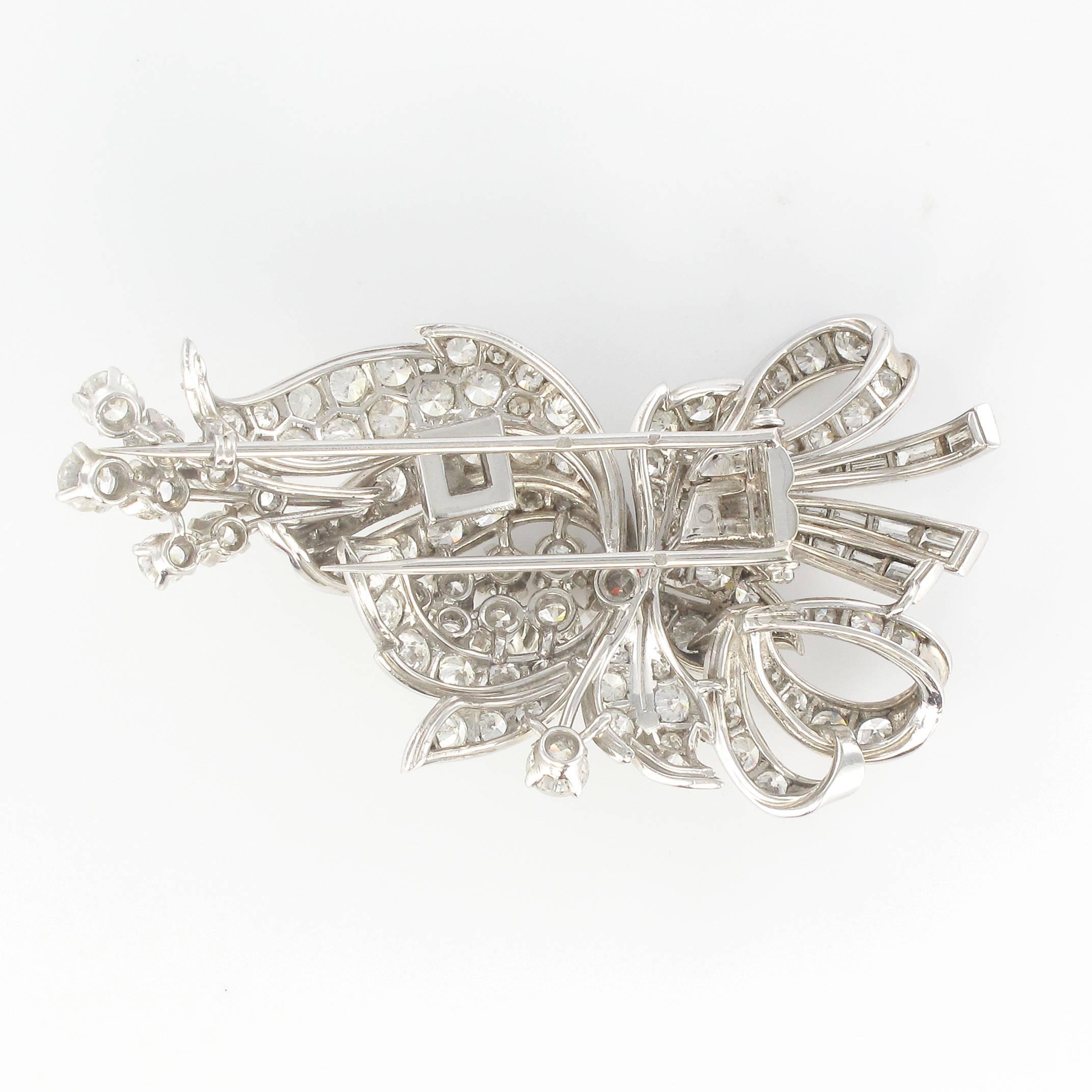 1950s French 7.5 Carats Baguette and Brilliant Cut Diamonds Gold Brooch For Sale 7