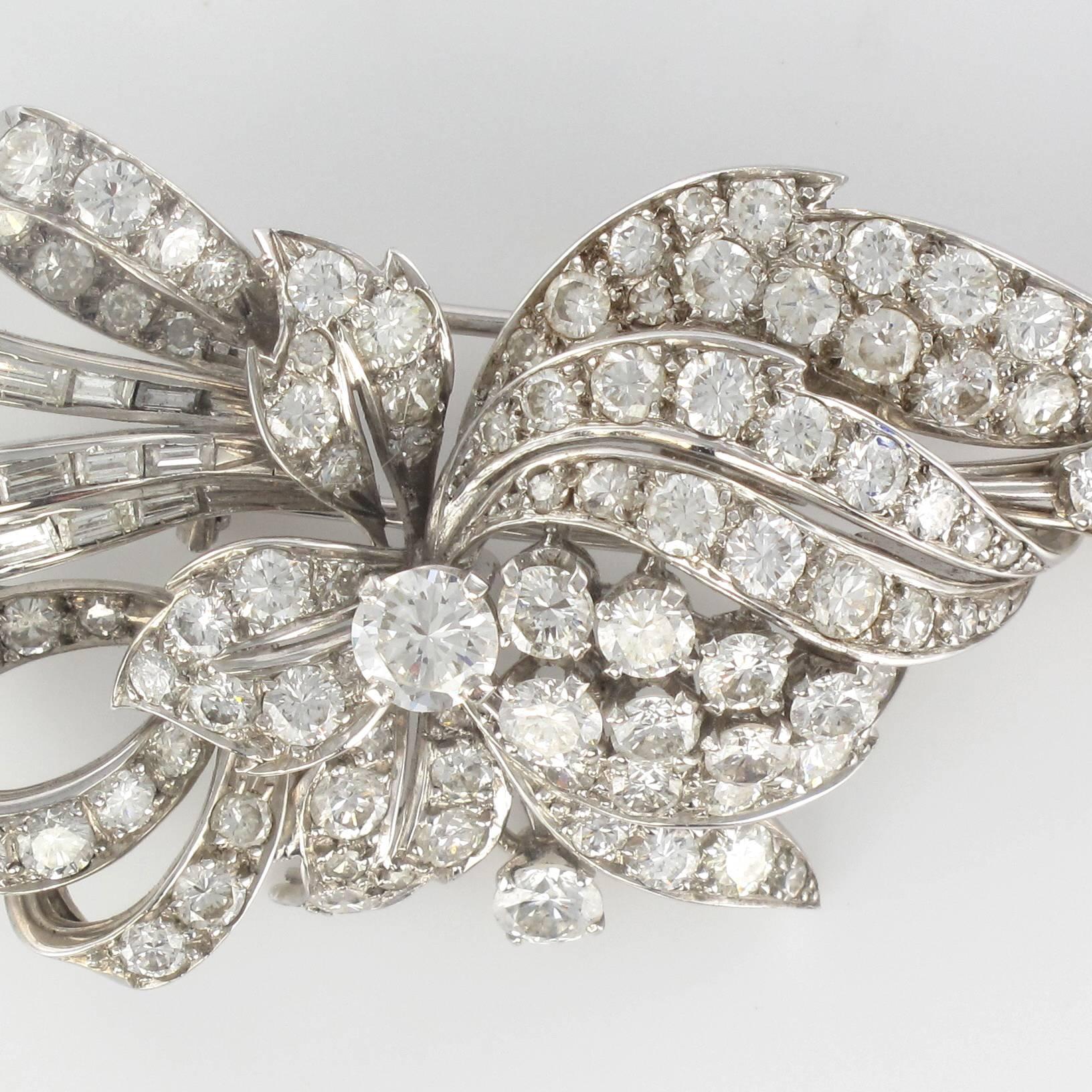 1950s French 7.5 Carats Baguette and Brilliant Cut Diamonds Gold Brooch For Sale 8