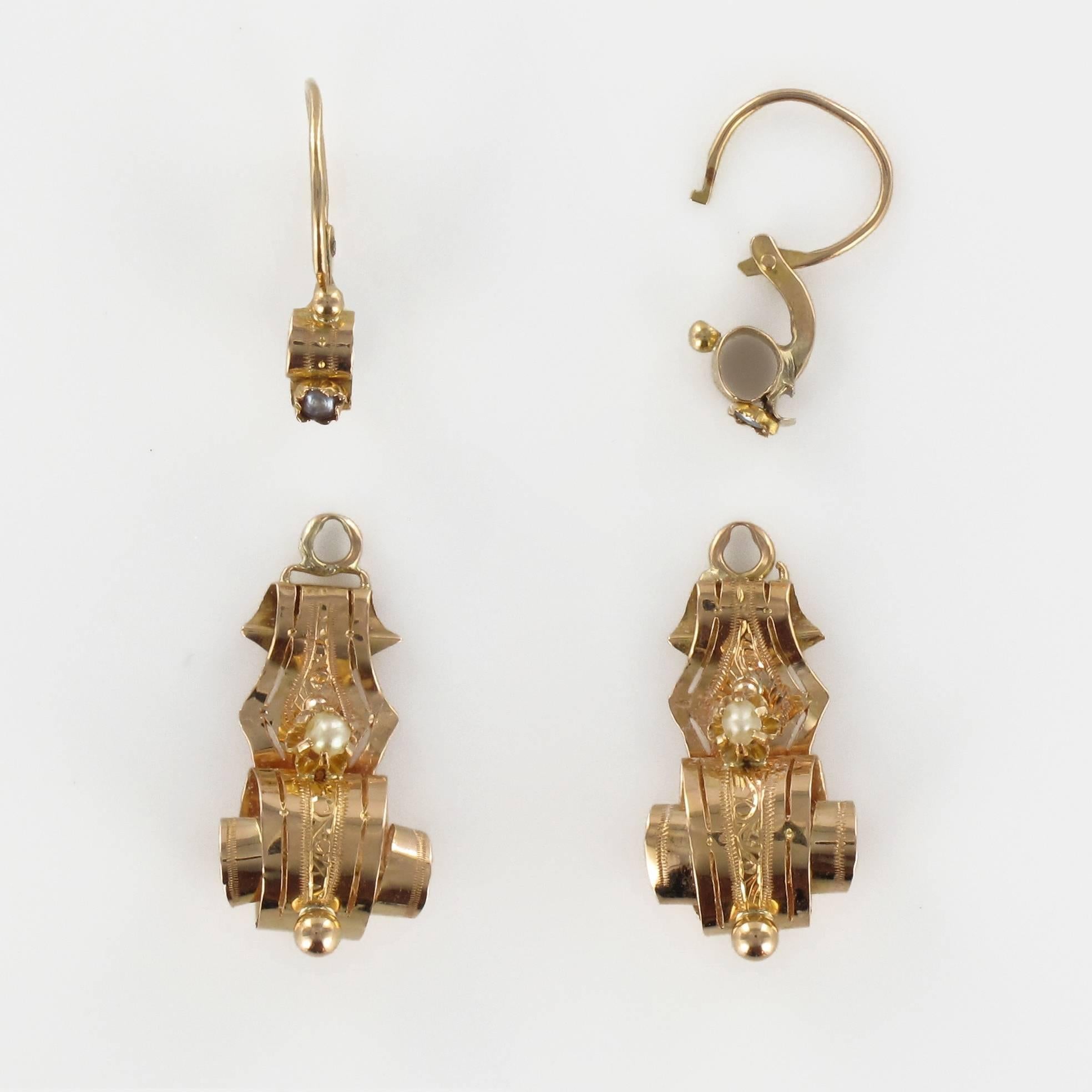 For pierced ears.

Pair of earrings in 18 carat rose gold, eagle head hallmark. 

Each rose gold earring is composed of a decor of windings and set in the center of a fine pearl. A suspended and removable rose gold pendant slips into the clasp
