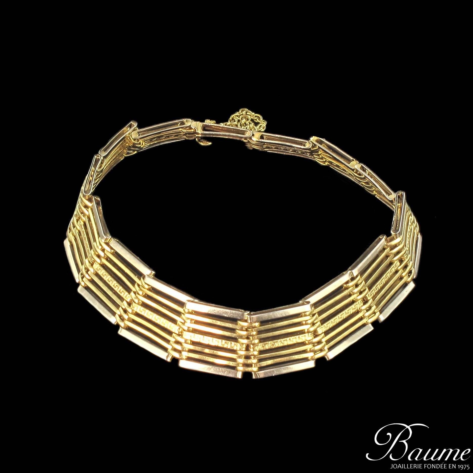 Bracelet in 18 carat white and yellow gold, eagle head and rhinos hallmark. 

This Art Deco bracelet is composed of 15 square shaped openwork links of flat double strands with the inner ones chiselled and the outer ones of white gold. These links