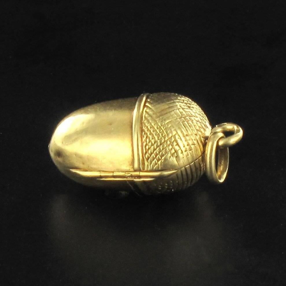 19th Century French Gold Acorn Locket Pendant In Good Condition In Poitiers, FR