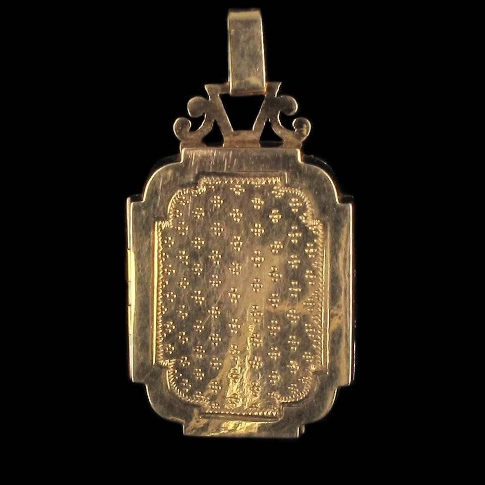19th Century French Rectangular Engraved Gold Locket Pendant Medallion In New Condition In Poitiers, FR