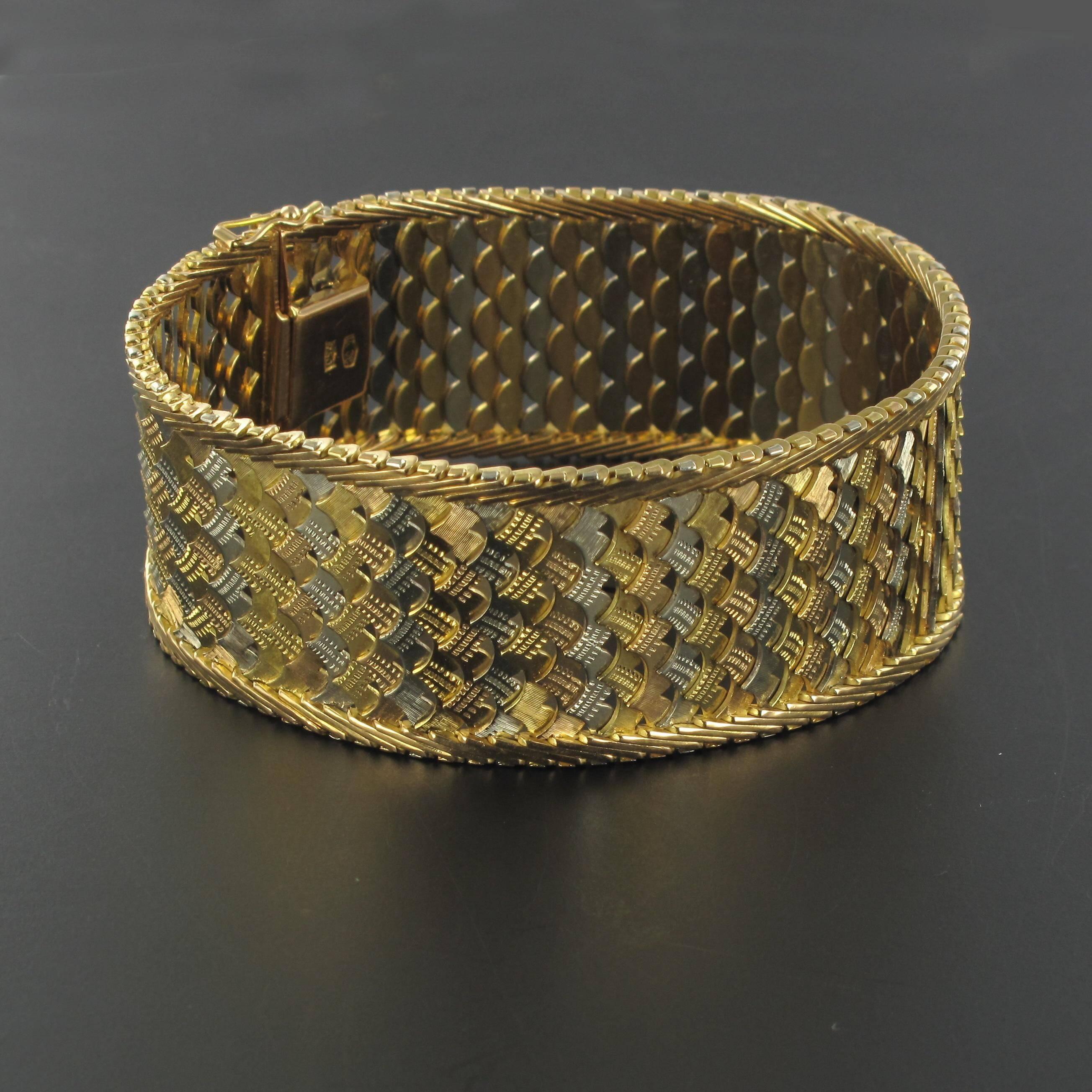 Bracelet in 18 carat yellow gold and white gold.
This magnificent bracelet is composed of openwork chiselled and woven white and yellow gold edged with golden ears of wheat. This flexible bracelet from the 1960s rests comfortably on the wrist and