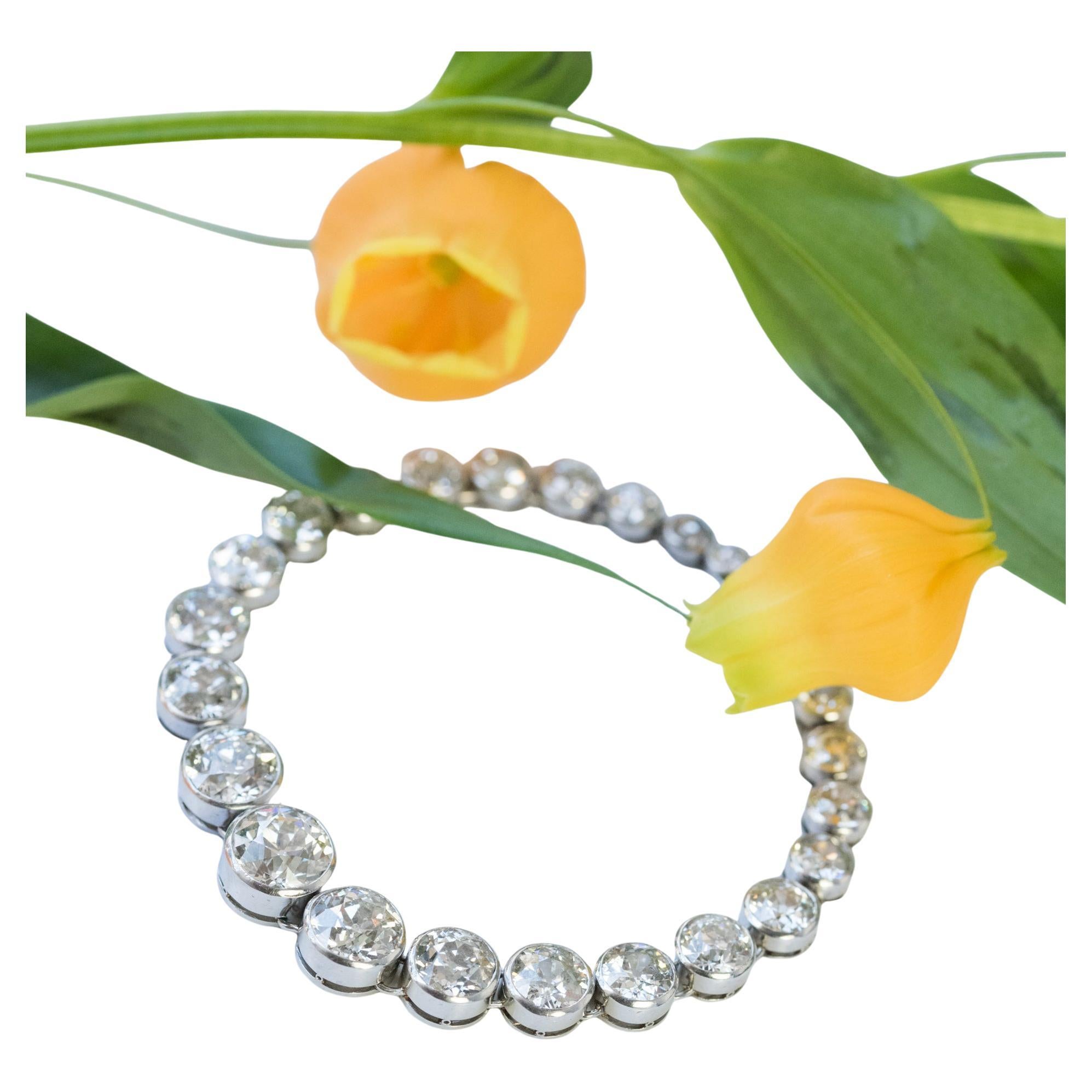 Bracelet in platinum, mascaron hallmark.
Splendid river of diamonds, it is composed with a fall articulated of old cut diamonds. The clasp is in the form of a ratchet with a safety 8 feature. 
Total diamond weight: about 22 carats.
Diameter of the