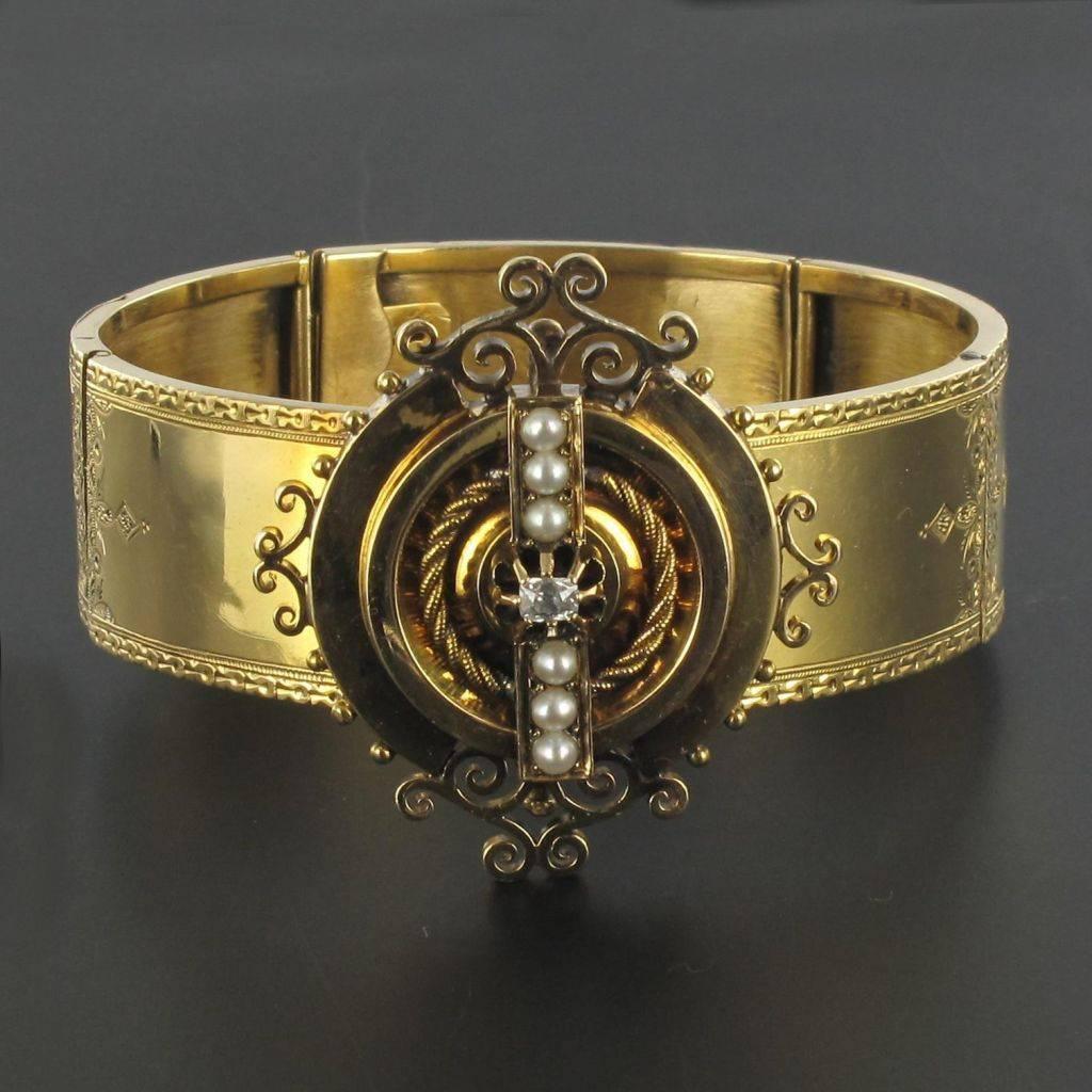 Bracelet 18 karat yellow gold, eagle head hallmark. 
This splendid antique opening bangle bracelet is composed of 4 articulated pieces that are engraved at the edges and the joints. Featuring a static motif that is fixed at the front, this antique