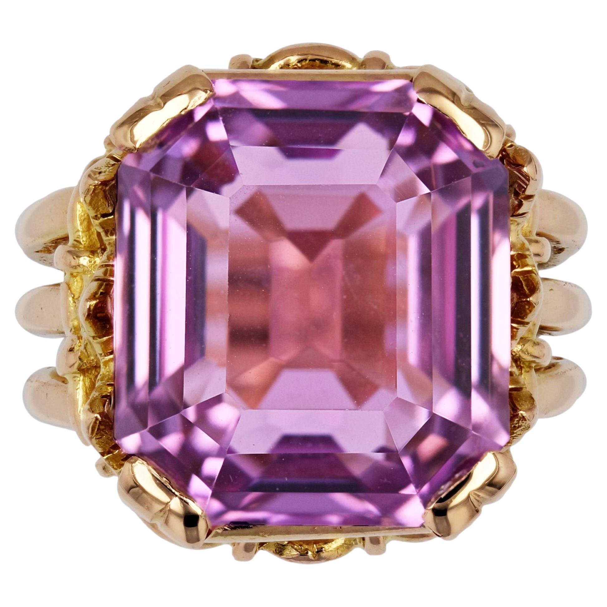 Französischer Retro 1960er 19,39 Karat Kunzit 18 Karat Gelbgold Cocktail Ring