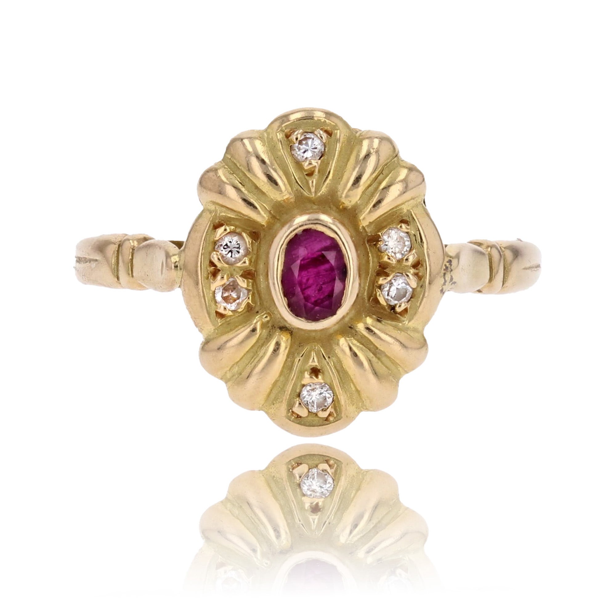 Anillo Ovalado Moderno de Oro Amarillo de 18 Kilates con Diamantes Rubí