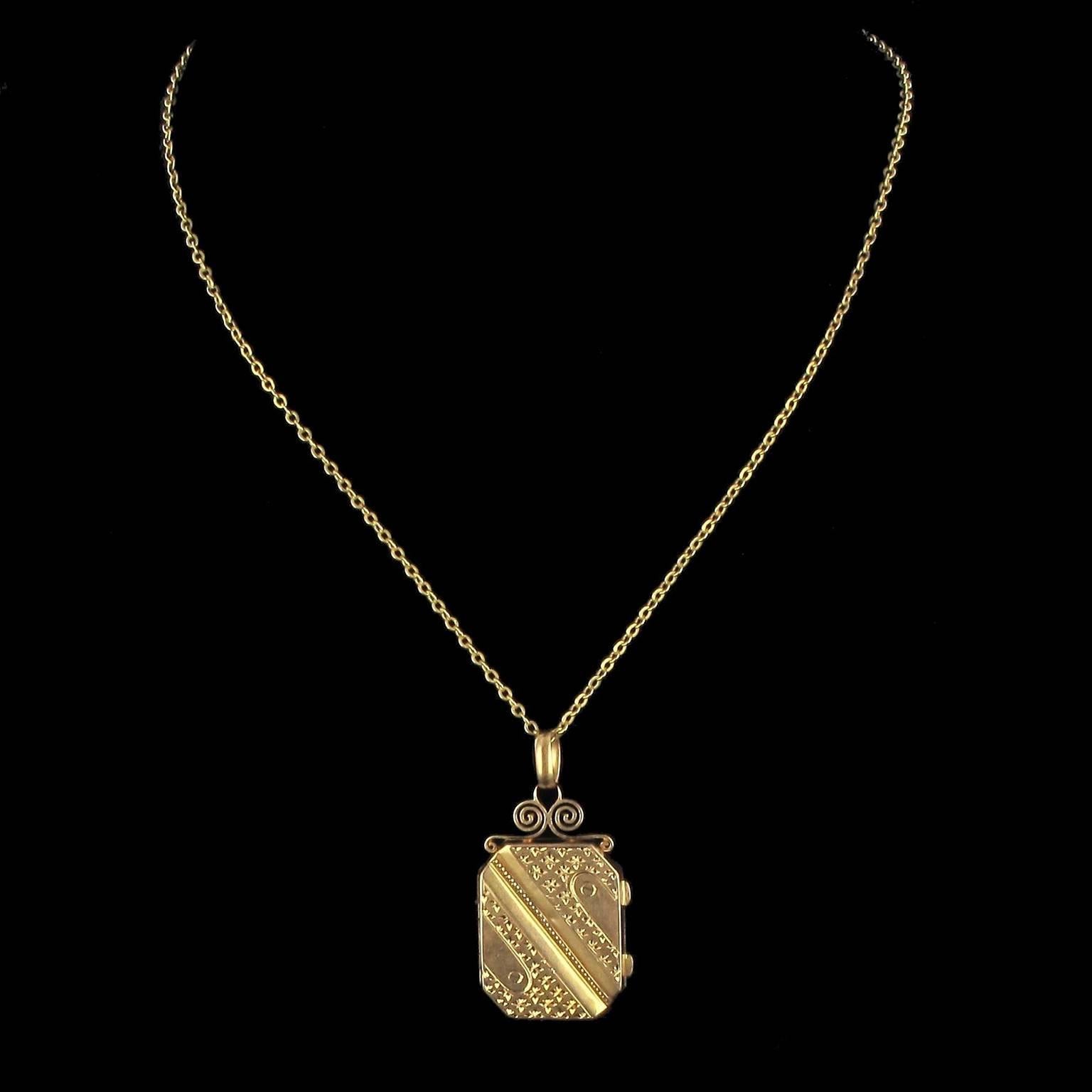 Pendant in 18 karat yellow gold, eagle head hallmark. 
This lovely gold rectangular medallion is engraved and pierced with a floral motif separated by a diagonal recess above which is an arabesque design leading to the bail. The medallion opens to