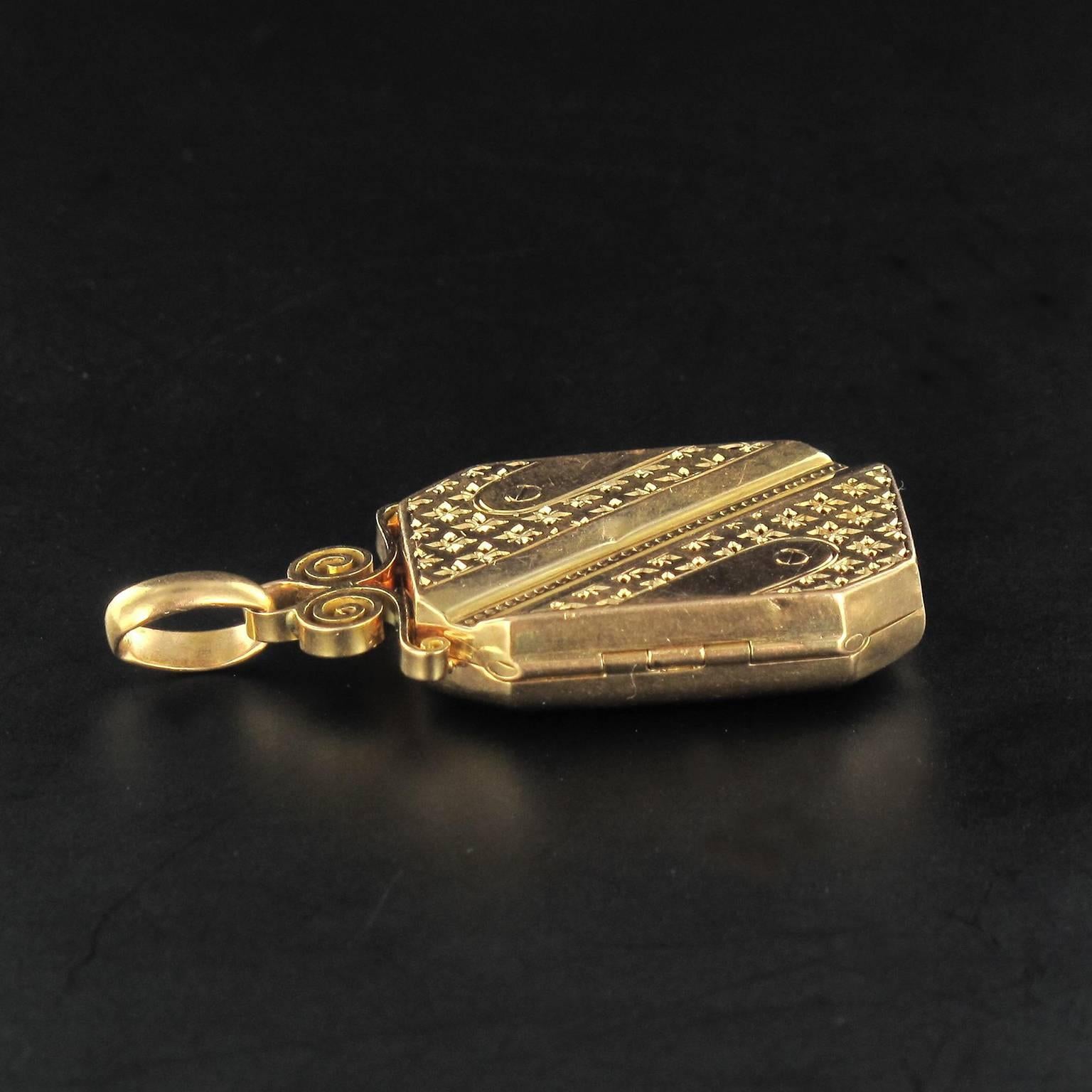 Napoleon III French Rectangular Gold Locket Pendant Medaillon In Excellent Condition In Poitiers, FR