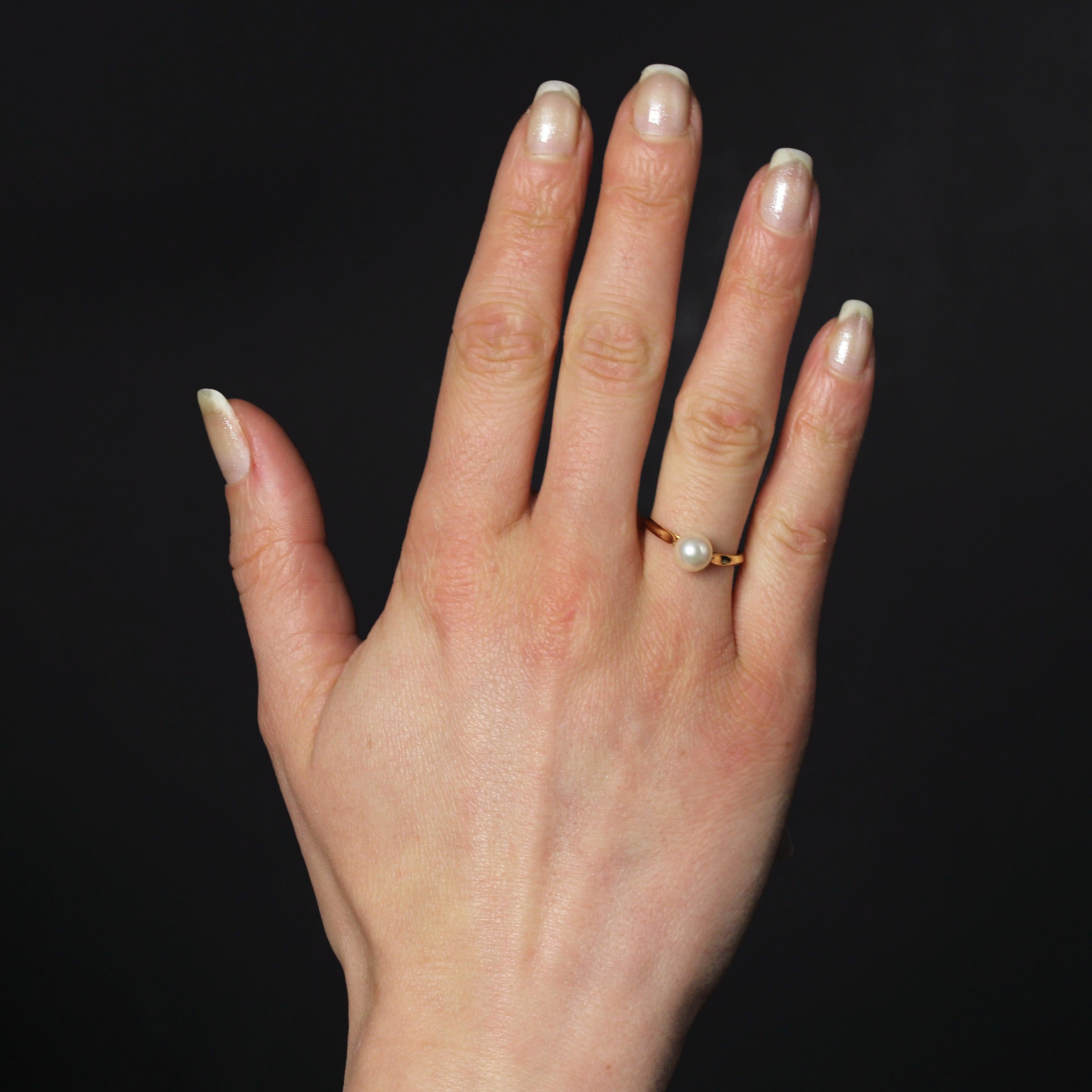 Ring aus 18 Karat Gelbgold, Adlerkopfpunze.
Dieser schöne Ring ist mit einer perlweißen orientalischen Zuchtperle als Solitär geschmückt. Der leicht abgeschrägte Ring wird auf beiden Seiten von einem durchbrochenen Muster gekrönt.
Durchmesser der