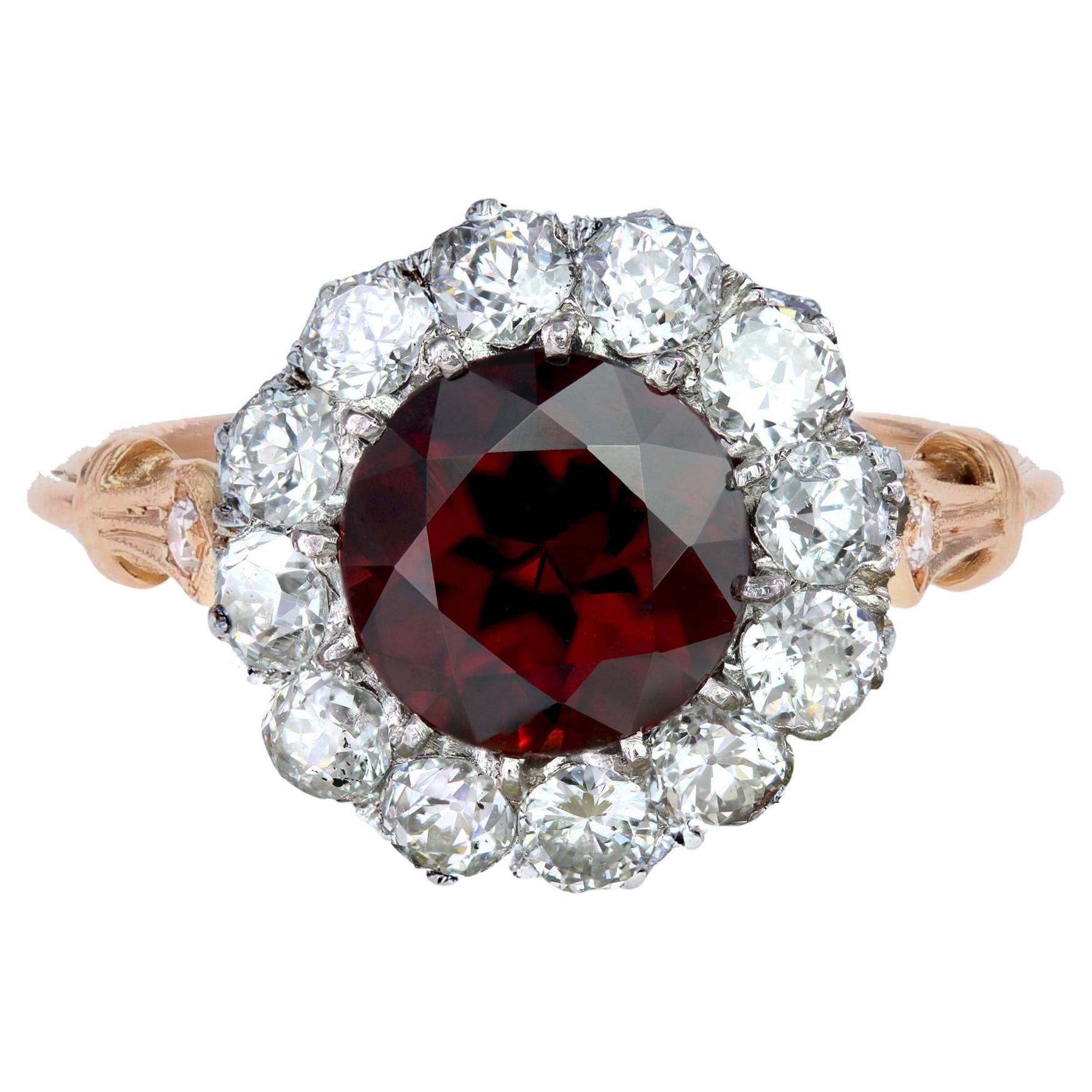 Bague marguerite en or jaune 18 carats, platine, grenat et diamants du 20e siècle en vente