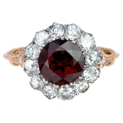 Bague marguerite en or jaune 18 carats, platine, grenat et diamants du 20e siècle