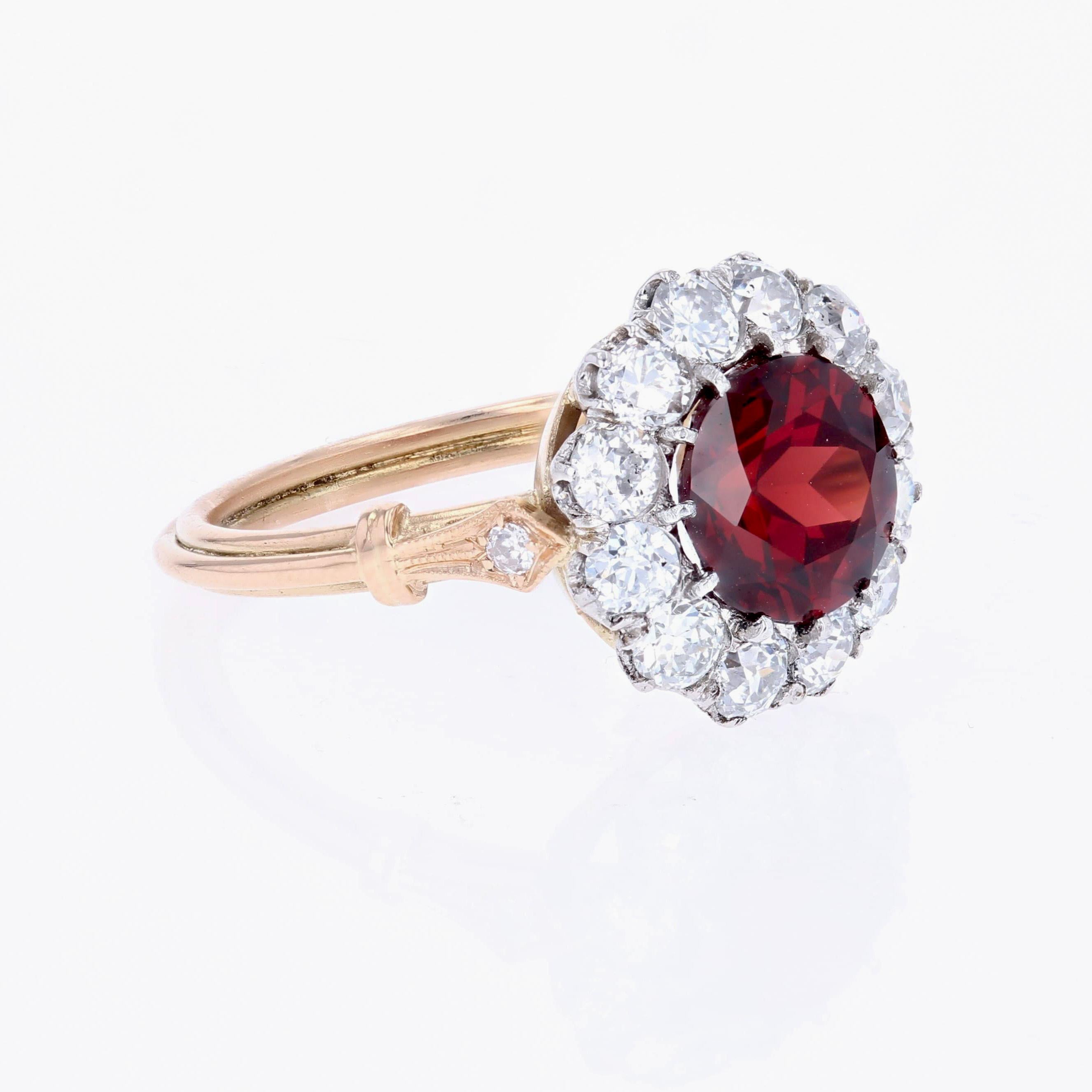 Bague marguerite en or jaune 18 carats, platine, grenat et diamants du 20e siècle en vente 5