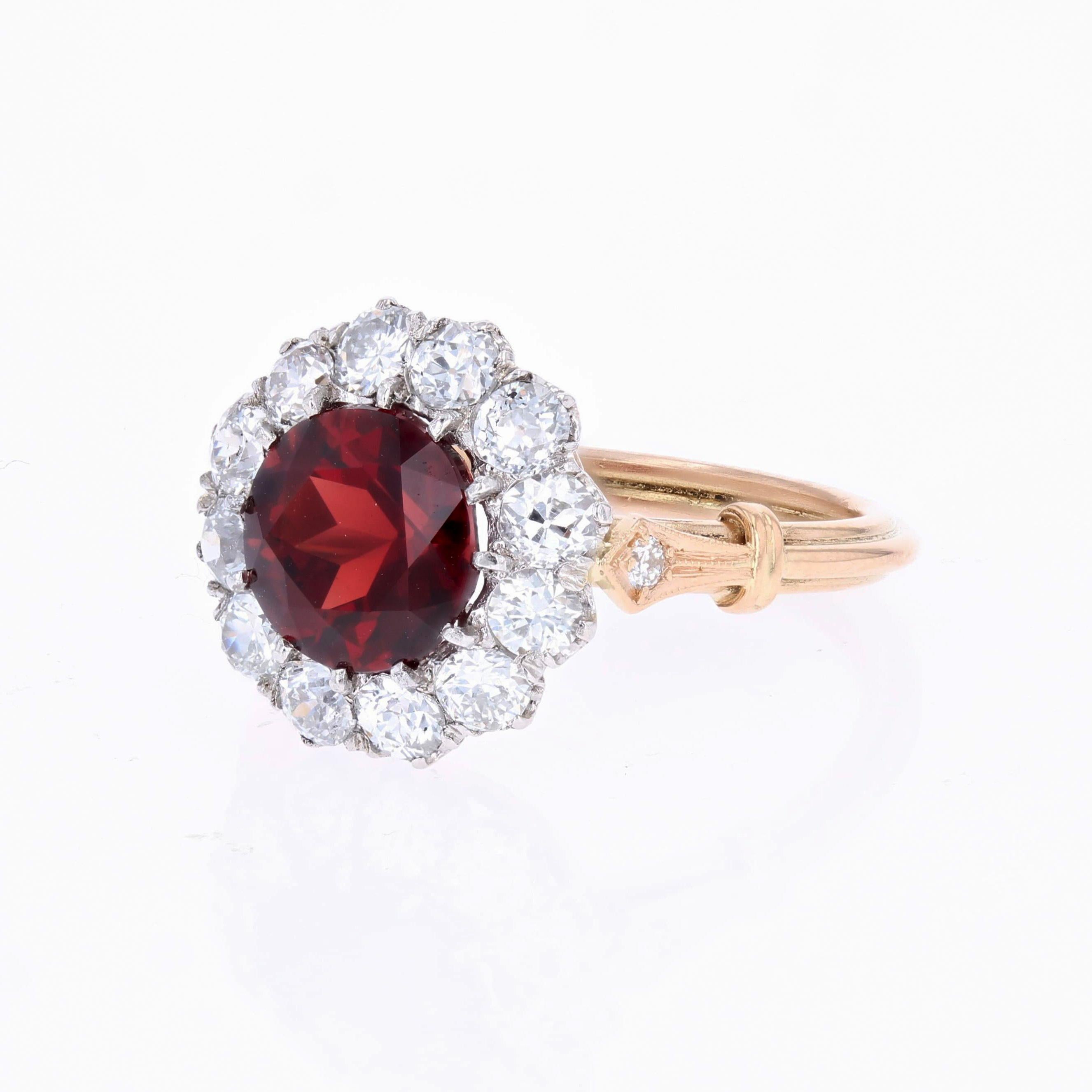 Bague marguerite en or jaune 18 carats, platine, grenat et diamants du 20e siècle en vente 3