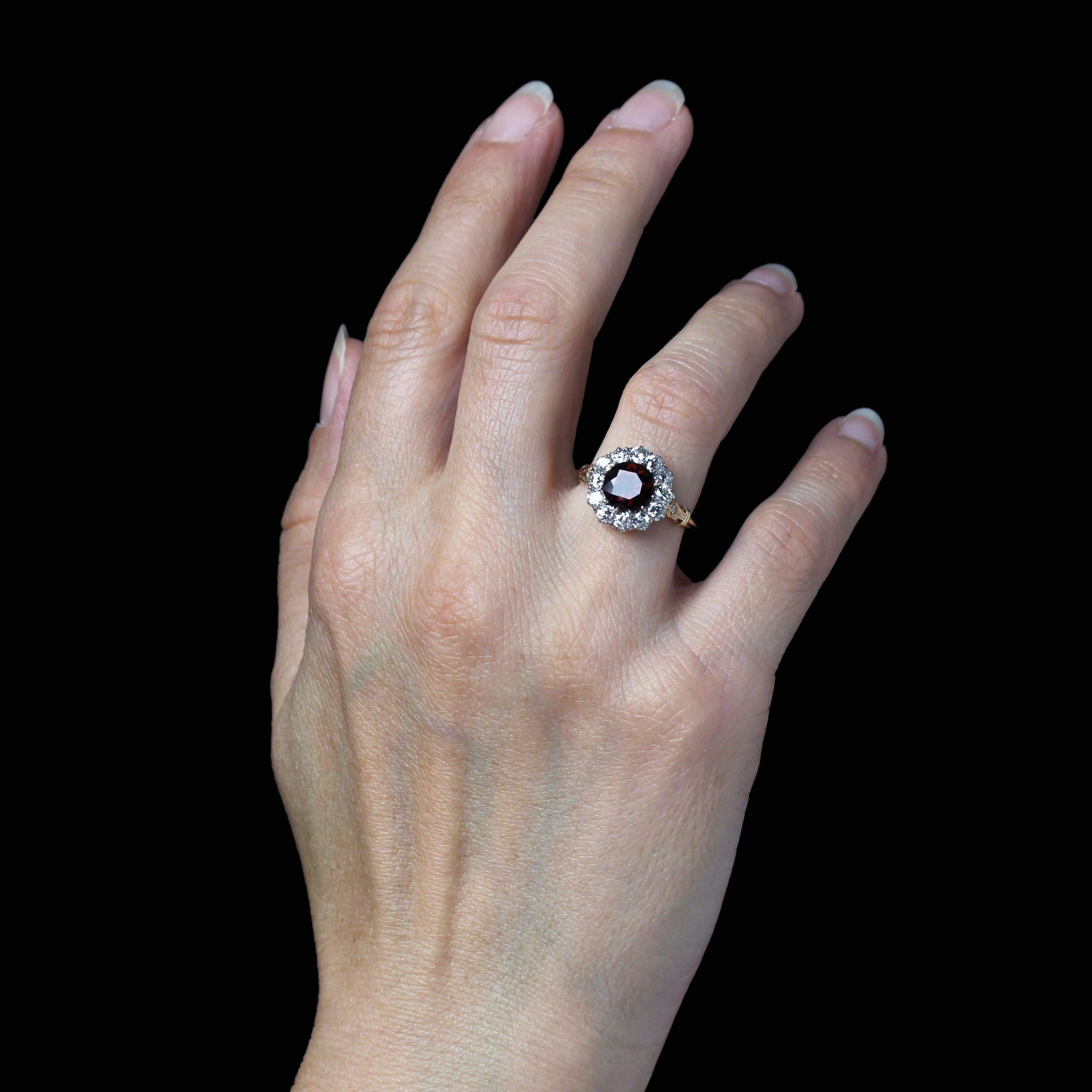 Taille ronde Bague marguerite en or jaune 18 carats, platine, grenat et diamants du 20e siècle en vente